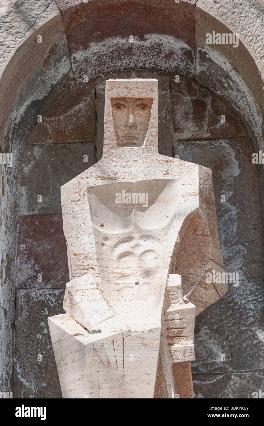 Eine Statue des Heiligen Georg von Josep Maria Subirachs, einem katalanischen Bildhauer und Maler des späten 20. Jahrhunderts im Monistrol de Montserrat Katalonien Spanien Stockfoto