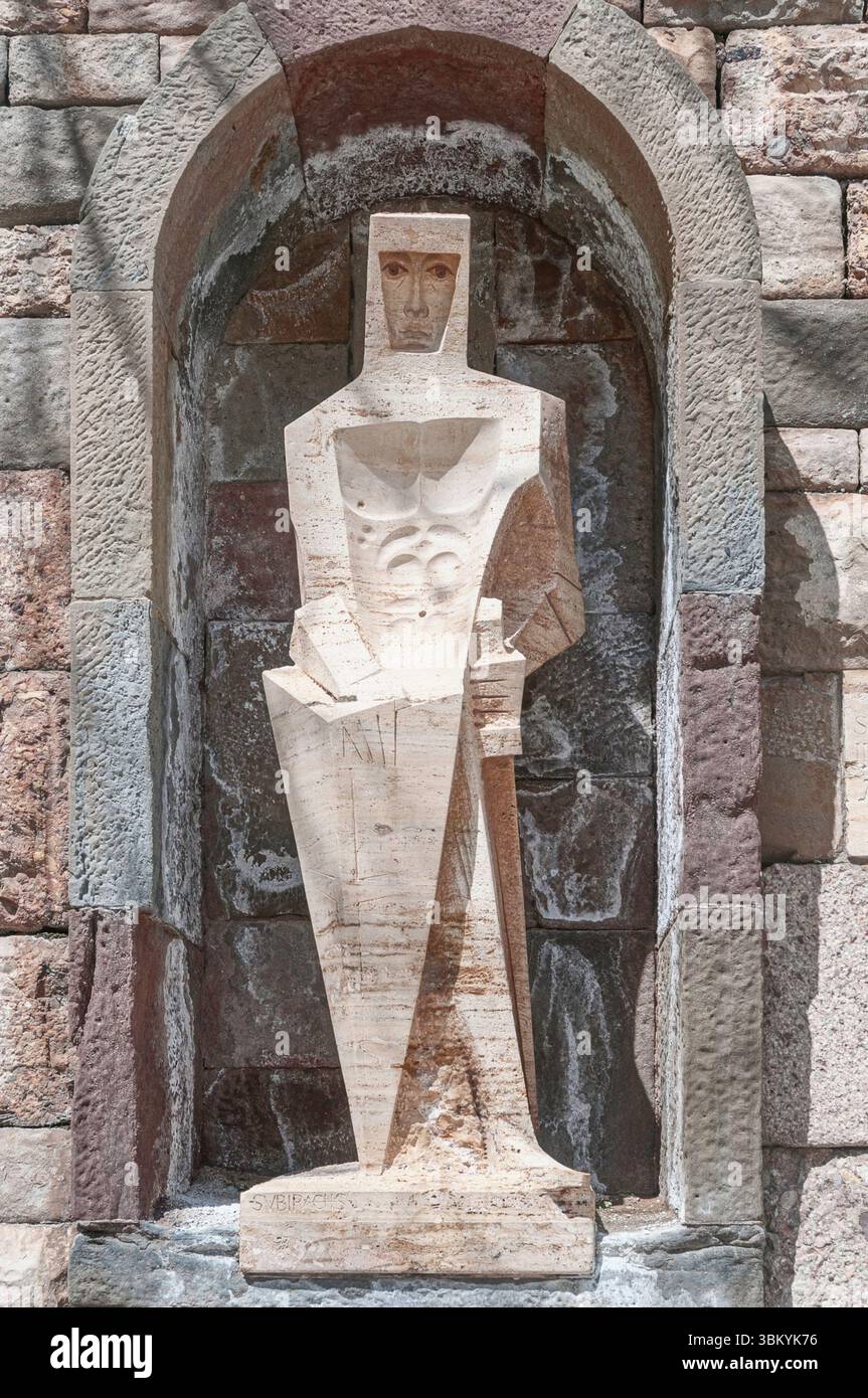 Eine Statue des Heiligen Georg von Josep Maria Subirachs, einem katalanischen Bildhauer und Maler des späten 20. Jahrhunderts im Monistrol de Montserrat Katalonien Spanien Stockfoto