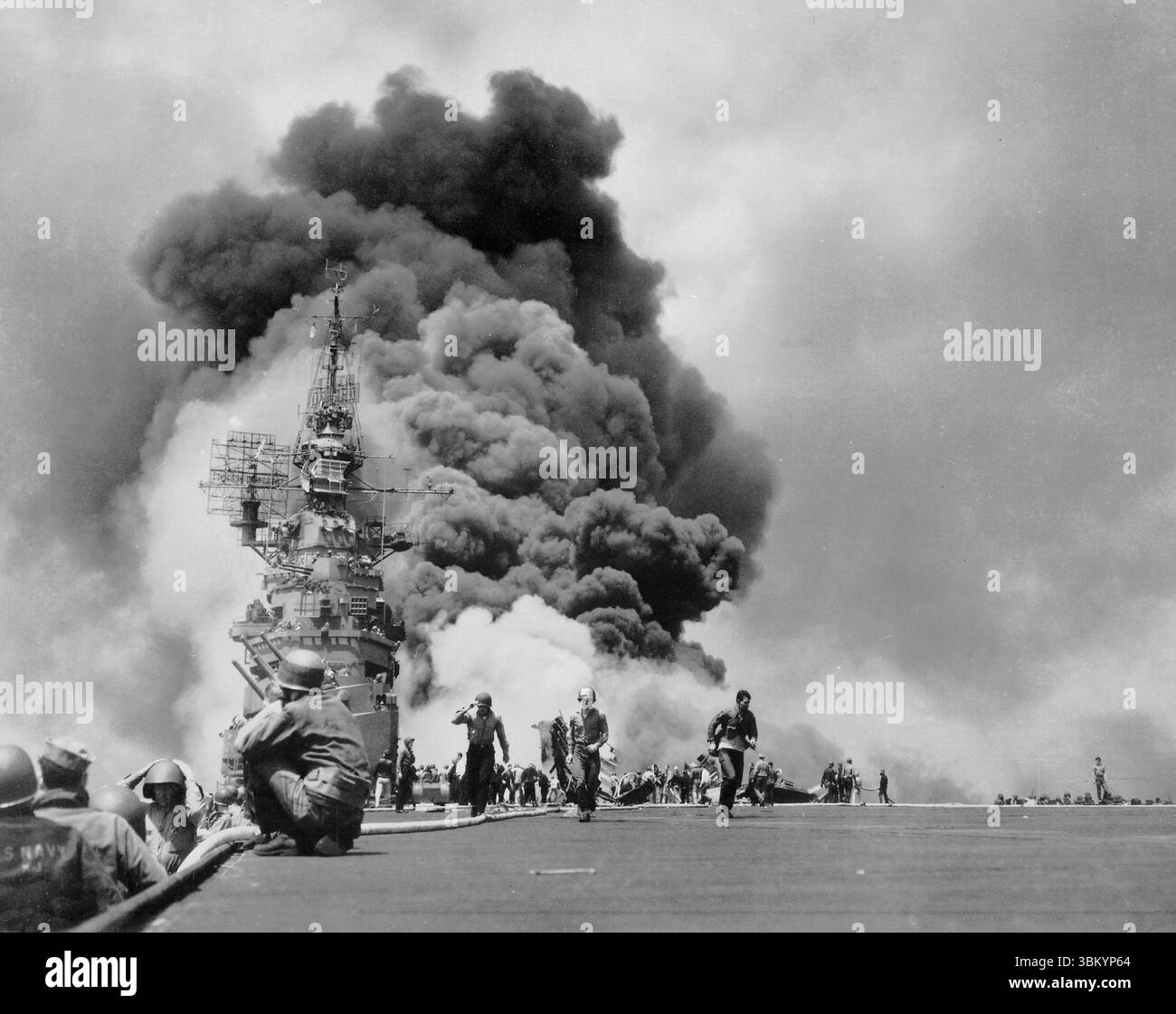 VOR KYUSHU, JAPAN – 11. Mai 1945 – am 11. Mai 1945 wurde die USS BUNKER HILL von zwei Kamikazes in 30 Sekunden vor Kyushu, Okinawa, Japan getroffen. Die Schlacht war der Blo Stockfoto