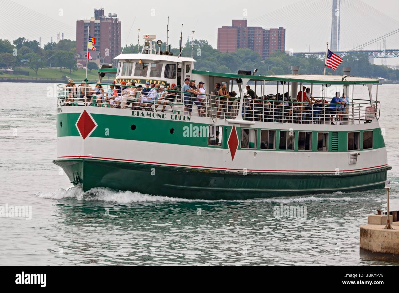 Detroit, Michigan - das Sightseeing-Boot Diamond Queen fährt auf dem Detroit River. Stockfoto
