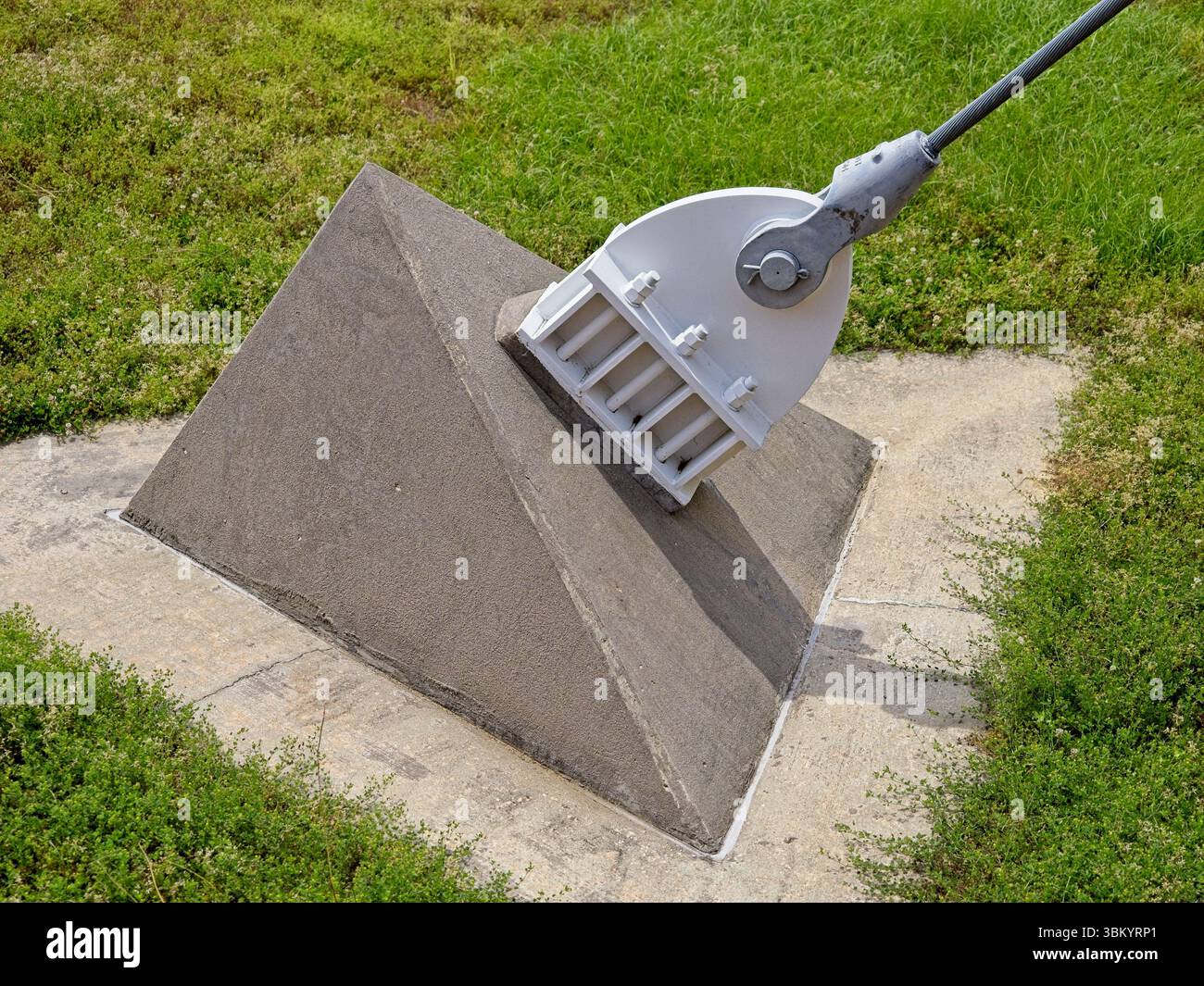 Kabelverankerung am Tetraeder-Betonfundament Stockfoto