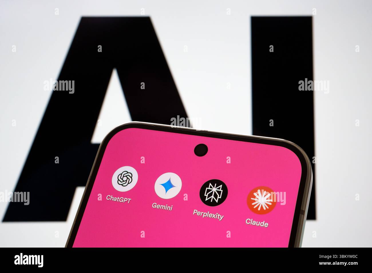 KI-Assistenten-Apps ChatGPT, Gemini, Perplexity und Claude werden auf dem Smartphone vor fettgedrucktem KI-Text angezeigt. Stafford, Vereinigtes Königreich, 23. Juni 2025 Stockfoto