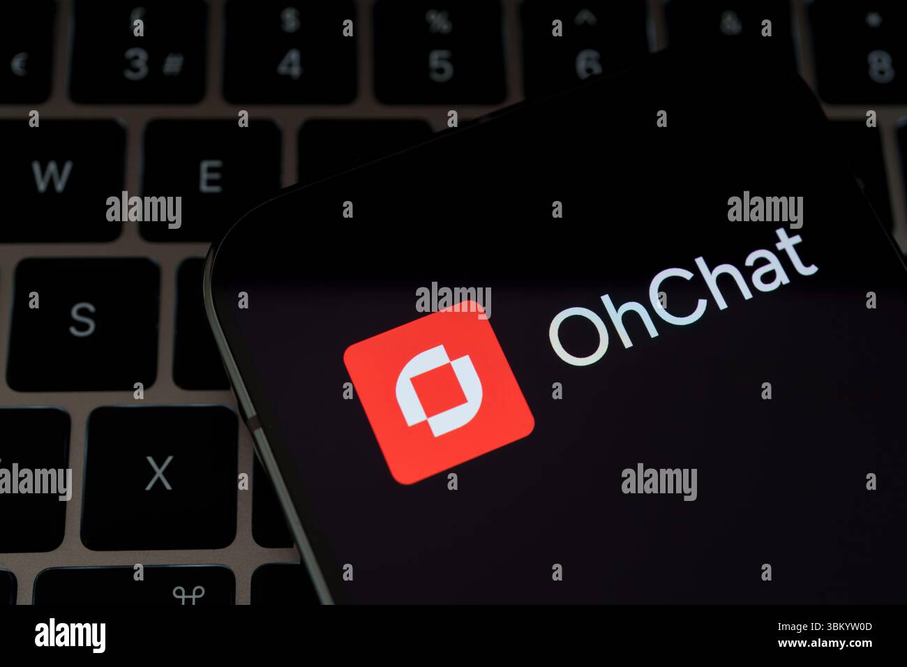 Das Symbol der OhChat-App wird auf dem Smartphone-Bildschirm mit sichtbarer Tastatur im Hintergrund angezeigt. Stafford, Vereinigtes Königreich, 23. Juni 2025 Stockfoto