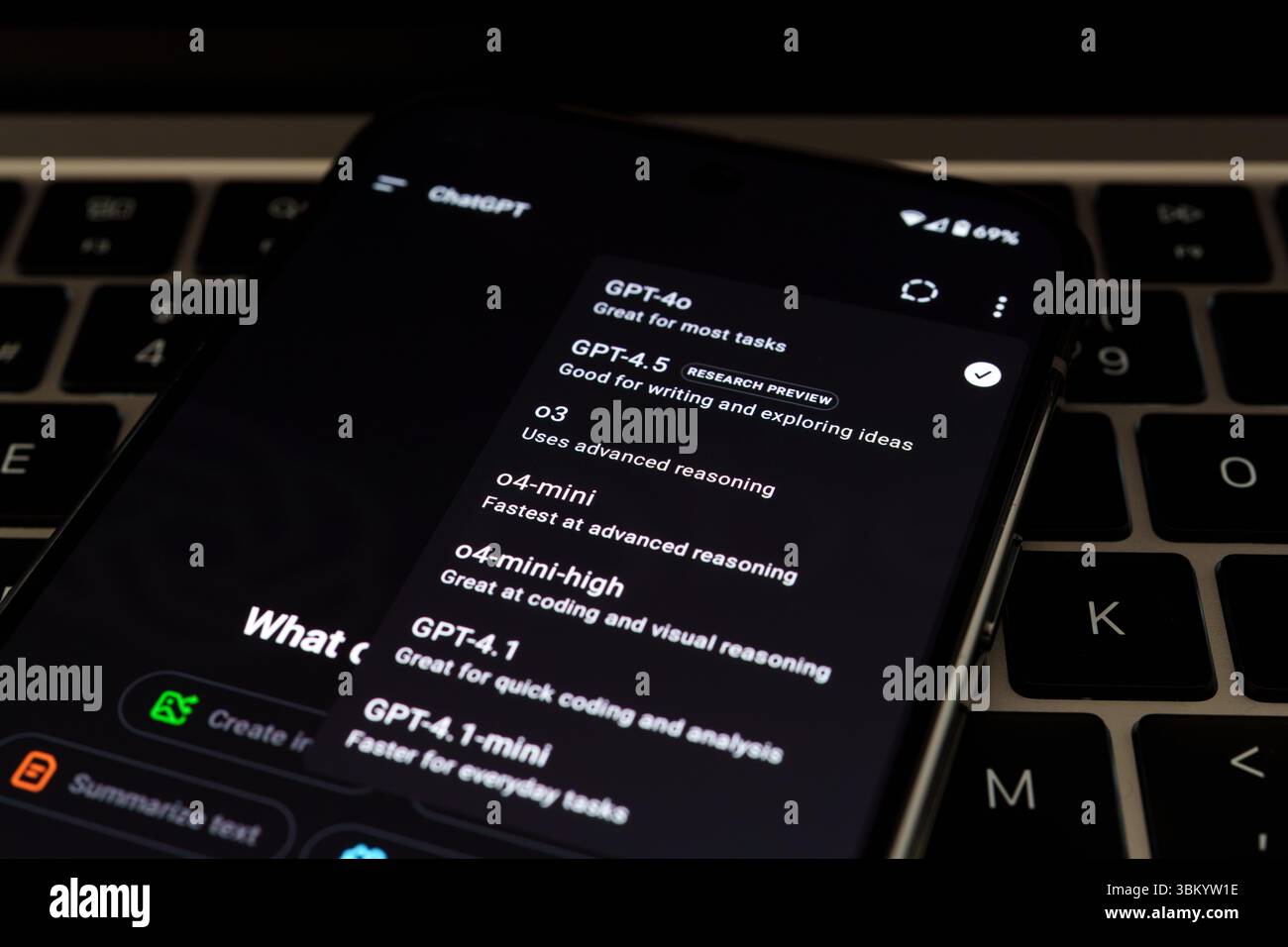 Bildschirm zur Auswahl des ChatGPT-Modells mit den Optionen GPT-4 und GPT-4,5 auf dem Smartphone. Stafford, Vereinigtes Königreich, 23. Juni 2025 Stockfoto