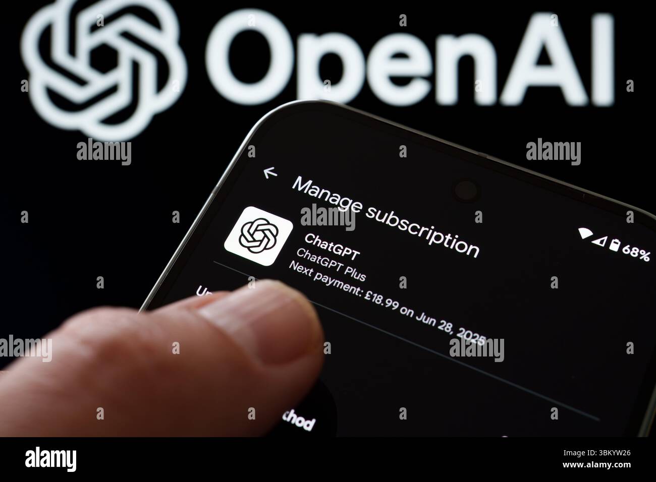 Benutzer, der mit dem ChatGPT Plus-Abonnementbildschirm auf dem Smartphone vor dem OpenAI-Branding interagiert. Stafford, Vereinigtes Königreich, 23. Juni 2025 Stockfoto