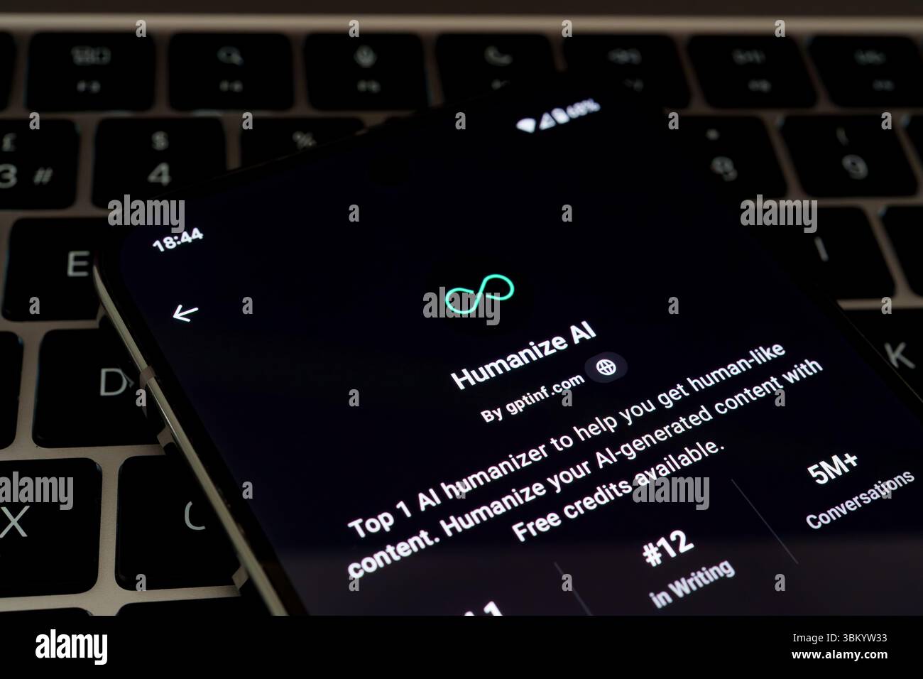 Auf dem Smartphone angezeigter Bildschirm „KI humanisieren“ mit dem Dienst „KI-Inhalte humanisieren“ bis gptinf.com. Stafford, Vereinigtes Königreich, 23. Juni 2025 Stockfoto