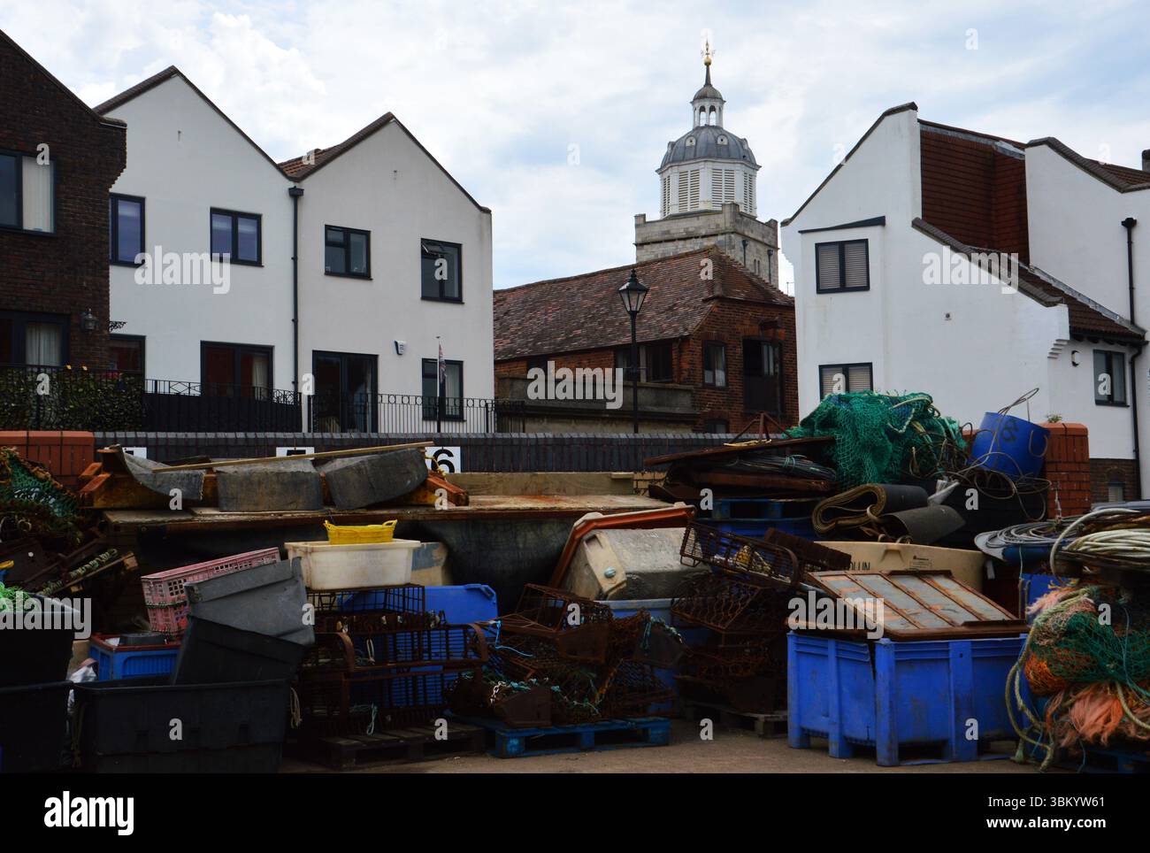 Blick auf das Ufer des Camber Quay mit Angelausrüstung und Ausrüstung, Wohnhäuser und die historische Kathedrale von Portsmouth im Hintergrund. Stockfoto