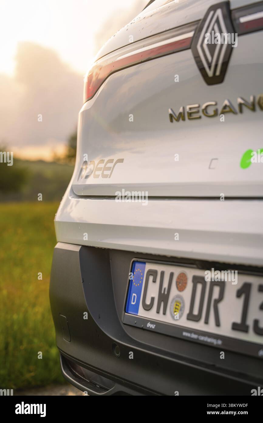 Rückansicht eines Renault mit Kennzeichen und Sonnenlicht im Hintergrund, Deer E-Carsharing, Renault Megane Elektroauto, Calw, Schwarzwald, Deutschland Stockfoto