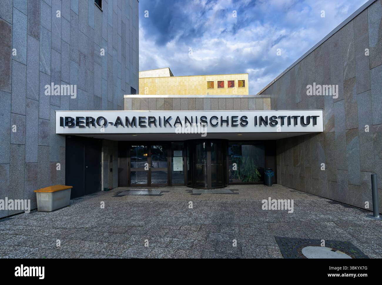 Haupteingang des Ibero-amerikanischen Instituts in Berlin, Deutschland, Ibero-amerikanisches Institut, nur für redaktionelle Zwecke. Stockfoto