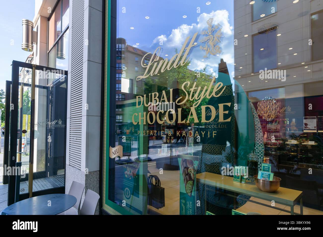 Lindt Store in der Nähe der Mall of Berlin mit Schokoladenausstellung im Dubai Style am Fenster. Stockfoto