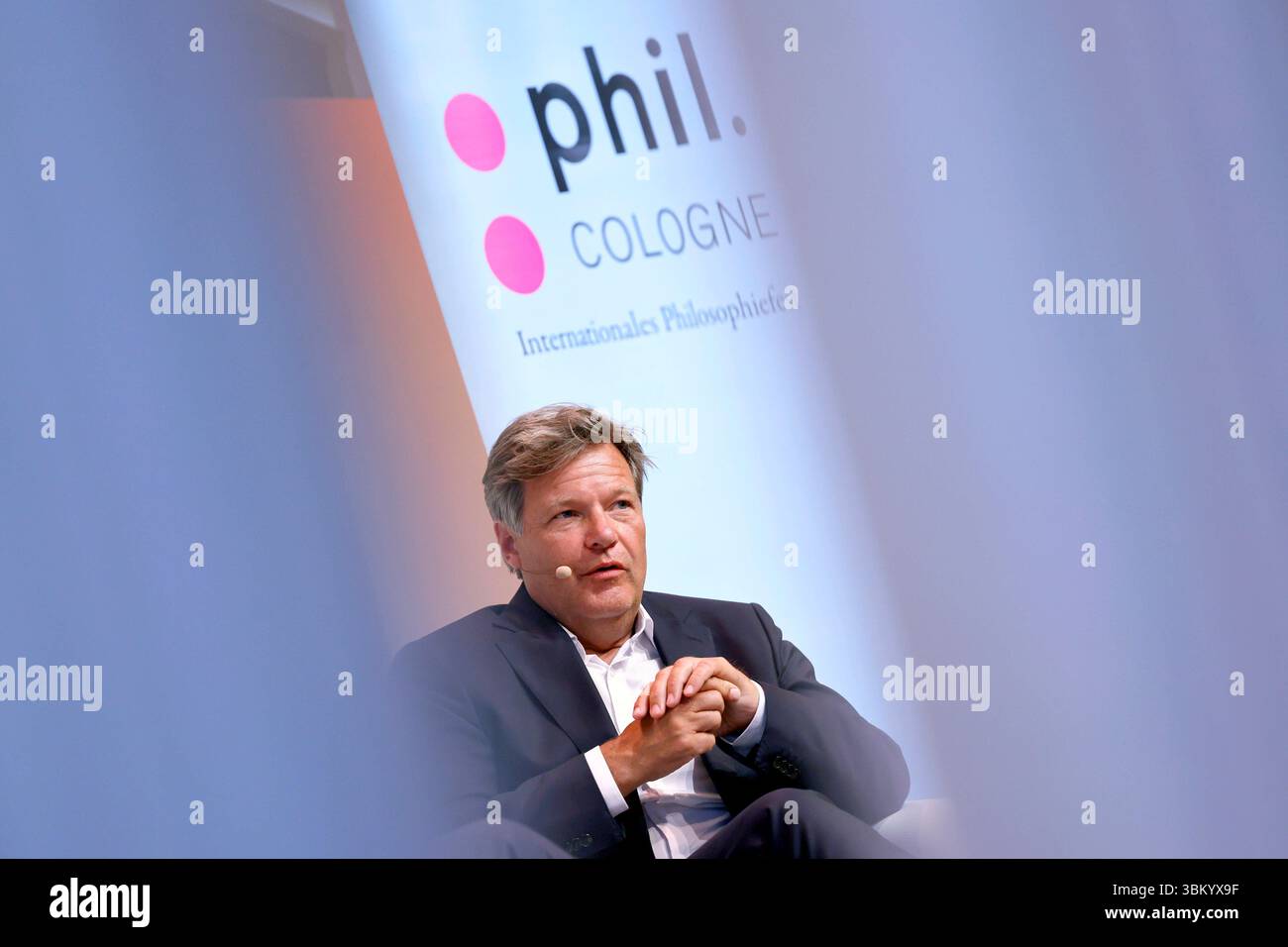 Politiker Robert Habeck Grüne, ehemaliger Bundeswirtschaftsminister, in der Phil.Cologne Veranstaltung Demokratie im Ernstfall in der Flora Köln. Köln, 23.06.2025 NRW Deutschland *** Politiker Robert Habeck Grünen , ehemaliger Bundeswirtschaftsminister, bei der Phil Köln-Veranstaltung Demokratie im Ernstfall in der Flora Köln Köln, 23 06 2025 NRW Deutschland Copyright: XChristophxHardtx Stockfoto
