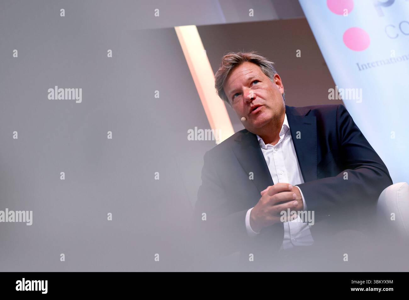 Politiker Robert Habeck Grüne, ehemaliger Bundeswirtschaftsminister, in der Phil.Cologne Veranstaltung Demokratie im Ernstfall in der Flora Köln. Köln, 23.06.2025 NRW Deutschland *** Politiker Robert Habeck Grünen , ehemaliger Bundeswirtschaftsminister, bei der Phil Köln-Veranstaltung Demokratie im Ernstfall in der Flora Köln Köln, 23 06 2025 NRW Deutschland Copyright: XChristophxHardtx Stockfoto