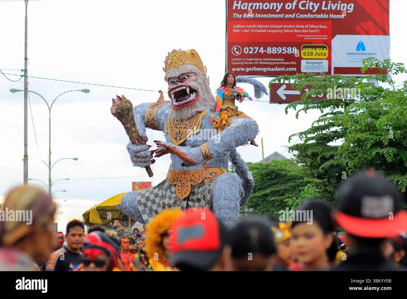 Die riesige Puppe der Affenfigur Anoman Obong in der Ramayana-Puppe wird bei einem kulturellen Karneval gezeigt. Stockfoto