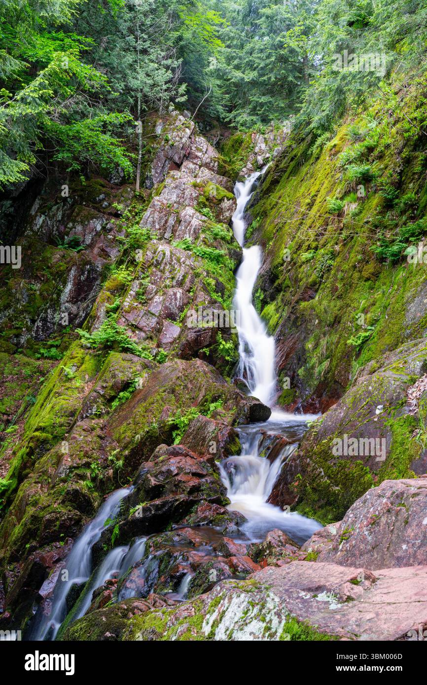 Foto der wunderschönen Morgan Falls im Chequamegon-Nicolet National Forest, Ashland County, Wisconsin, USA. Stockfoto