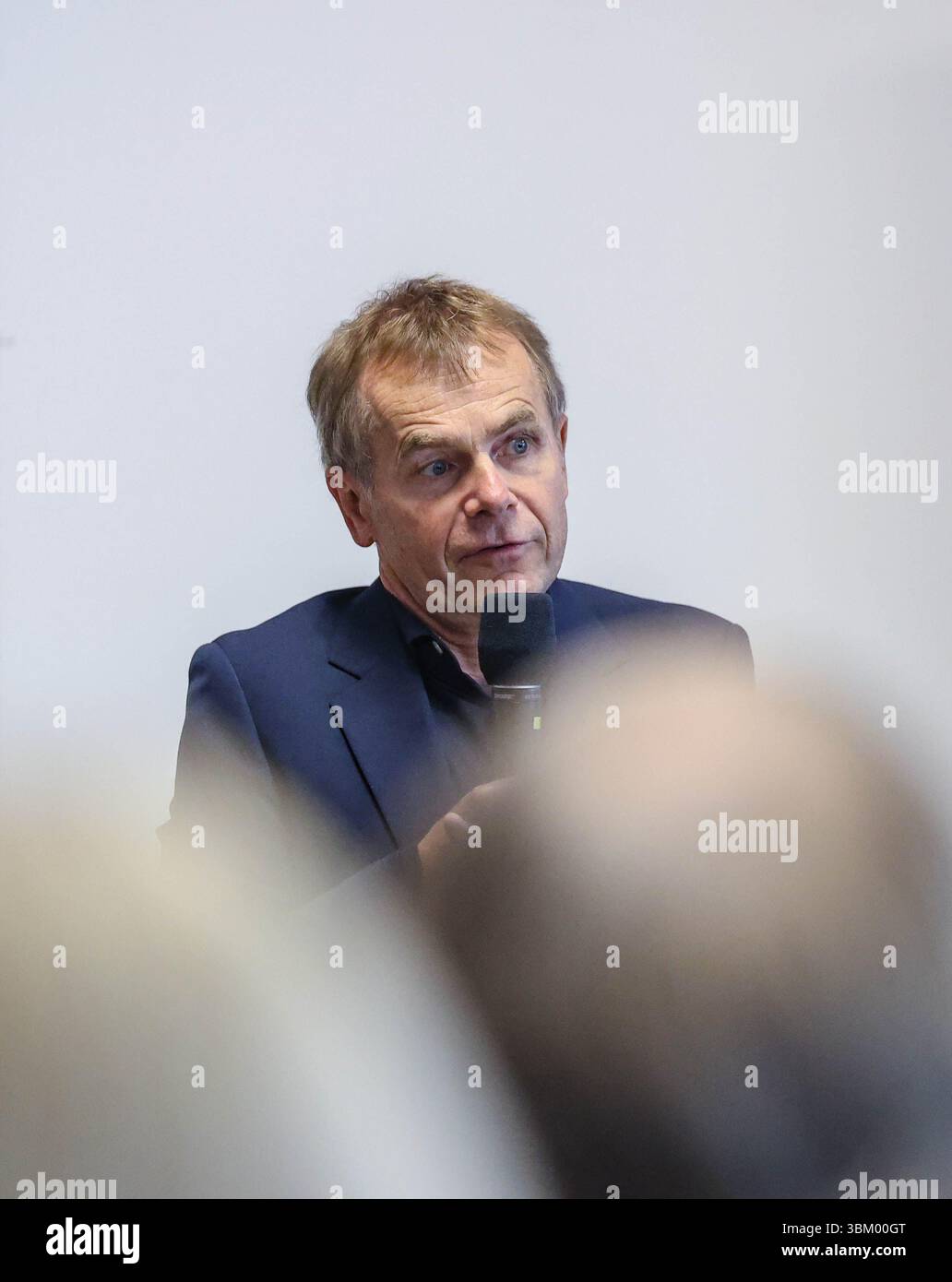 Wien, Österreich, Österreich. Juni 2025. MICHAEL FEHRINGER, Project Manager, Biomass Mission, Europäische Weltraumorganisation, spricht bei einem Pressegespräch am Eröffnungstag des Living Planet Symposiums über die Komplexität der Satellitenbildgewinnung, das globale Potenzial der Waldkohlenstoffverfolgung und den langfristigen Wert der weltraumgestützten Überwachung für das Verständnis klimagetriebener Kettenreaktionen. (Kreditbild: © Bianca Otero/ZUMA Press Wire) NUR REDAKTIONELLE VERWENDUNG! Nicht für kommerzielle ZWECKE! Stockfoto