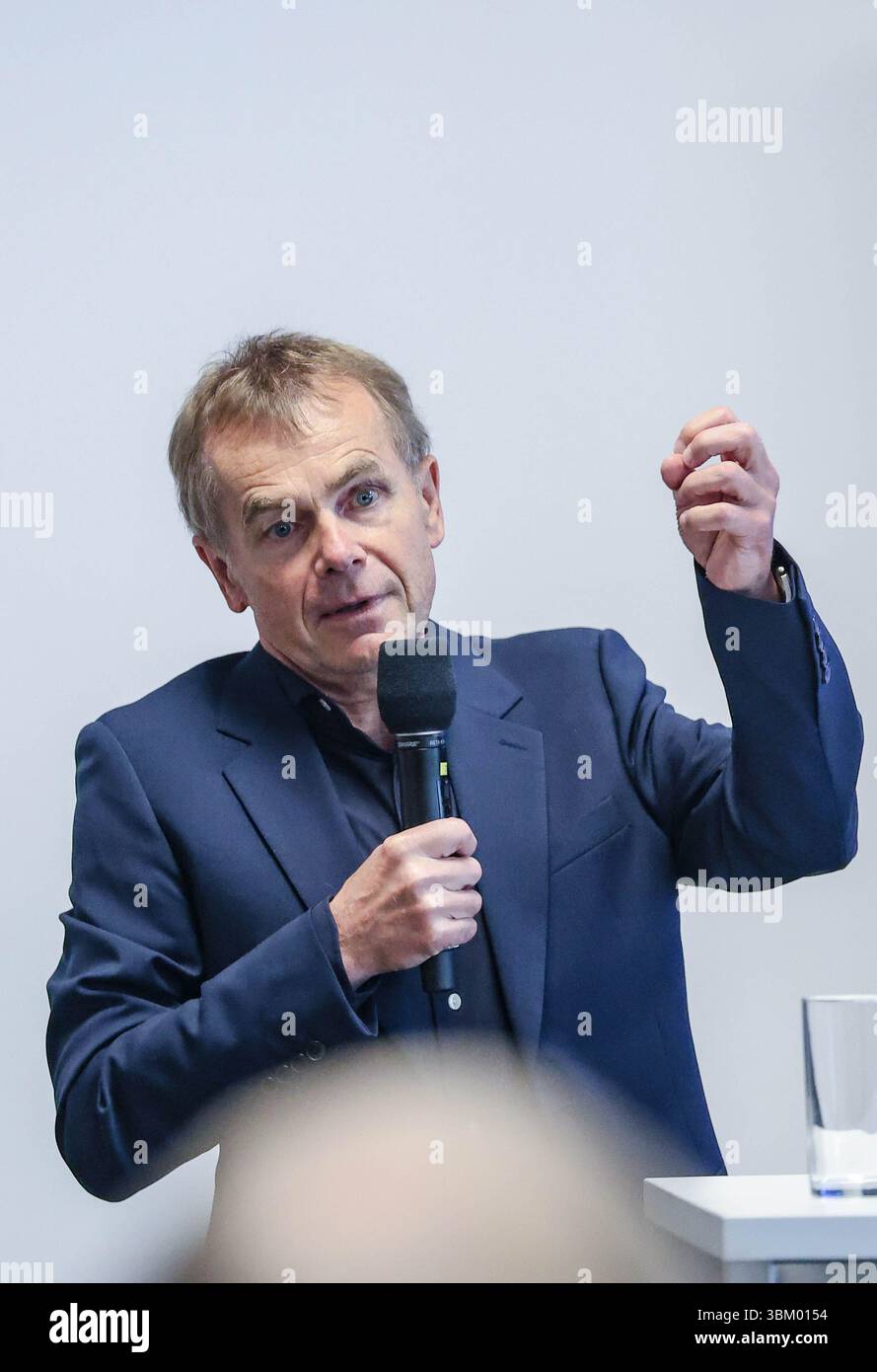 Wien, Österreich, Österreich. Juni 2025. MICHAEL FEHRINGER, Project Manager, Biomass Mission, Europäische Weltraumorganisation, spricht bei einem Pressegespräch am Eröffnungstag des Living Planet Symposiums über die Komplexität der Satellitenbildgewinnung, das globale Potenzial der Waldkohlenstoffverfolgung und den langfristigen Wert der weltraumgestützten Überwachung für das Verständnis klimagetriebener Kettenreaktionen. (Kreditbild: © Bianca Otero/ZUMA Press Wire) NUR REDAKTIONELLE VERWENDUNG! Nicht für kommerzielle ZWECKE! Stockfoto