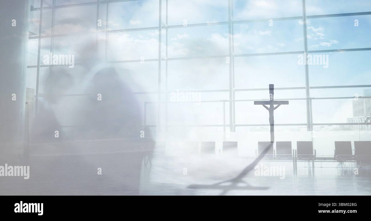 Langer Schatten, Kruzifix auf Sockel in der Flughafenhalle, mit Metallsitzen Aktentasche Glasfenster Stockfoto