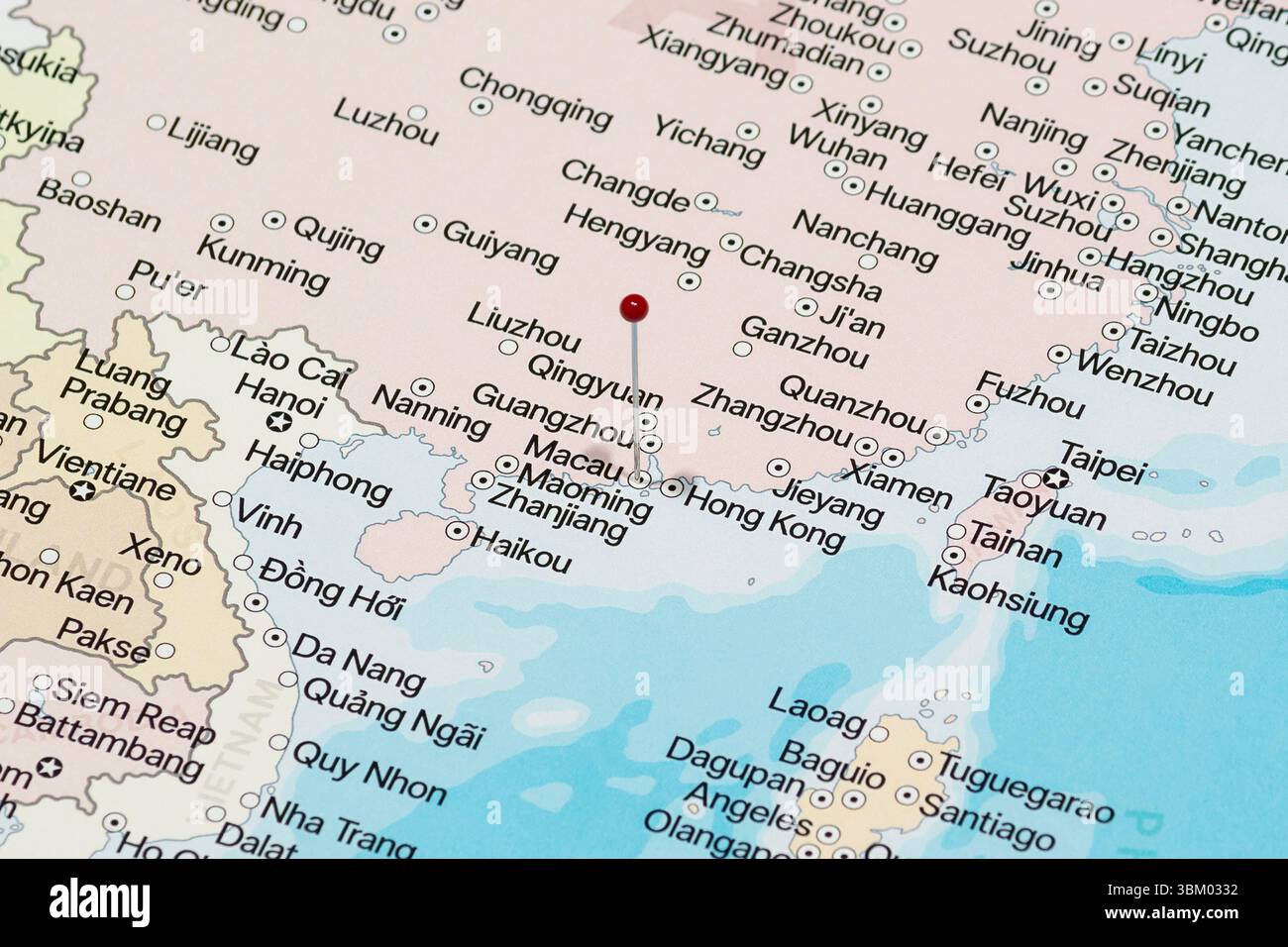 Makrofoto einer roten Nadelnadel in die politische Karte der Stadt Macau in China Stockfoto