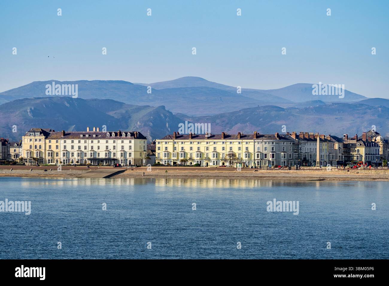 Llandudno, Conwy, Nordwales - die berühmte faszinierende viktorianische Architektur der Hotels entlang der Promenade von Llandudno, vor den aufsteigenden Hügeln. Stockfoto Llandudno, Conwy, Nordwales - die berühmte faszinierende viktorianische Architektur der Hotels entlang der Promenade von Llandudno, vor den aufsteigenden Hügeln. Stockfoto