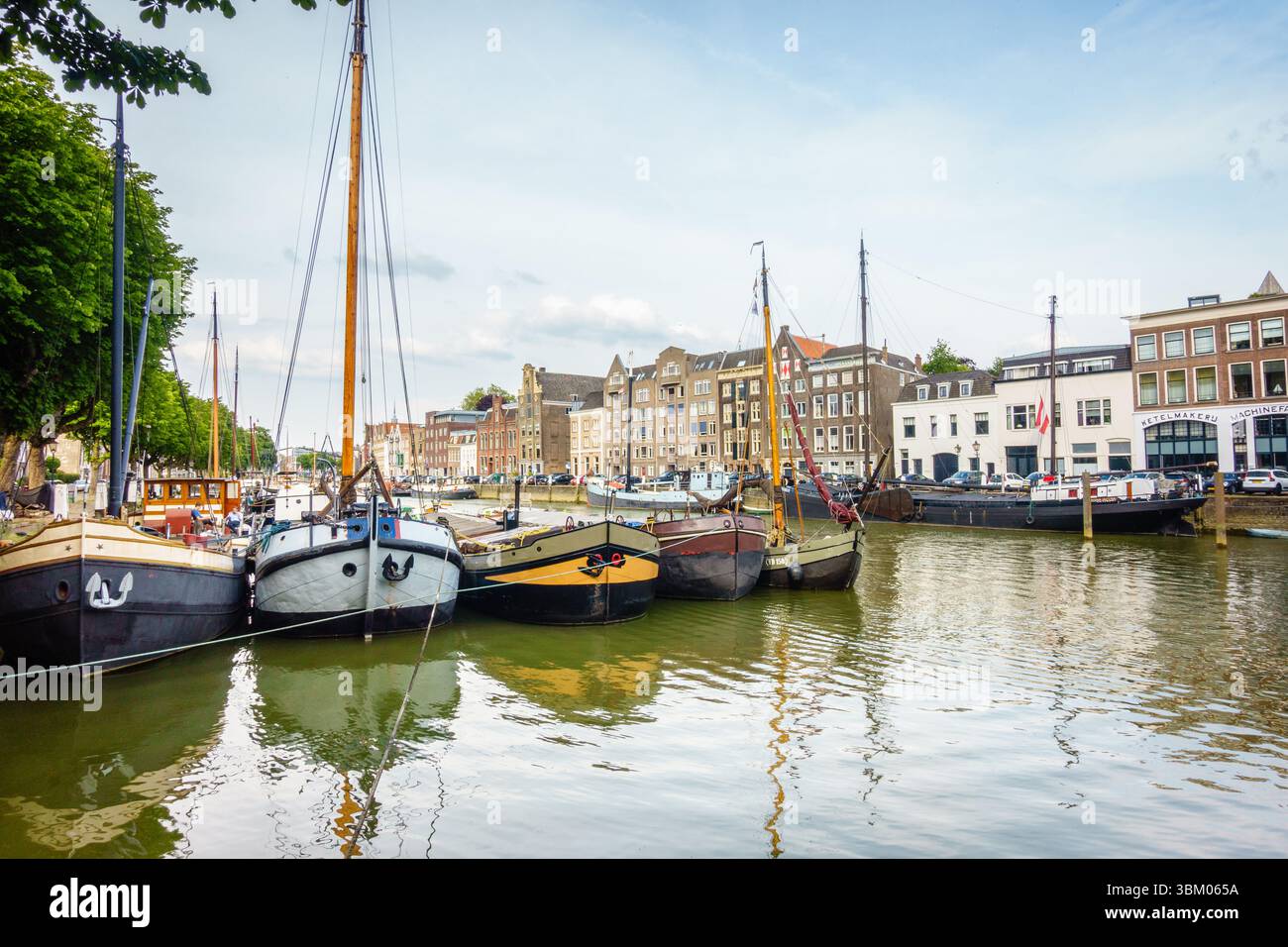 13. Juni 2024, Dordrecht, NL: Boote liegen in einem Innenhafen in Dordrecht, Niederlande Stockfoto 13. Juni 2024, Dordrecht, NL: Boote liegen in einem Innenhafen in Dordrecht, Niederlande Stockfoto