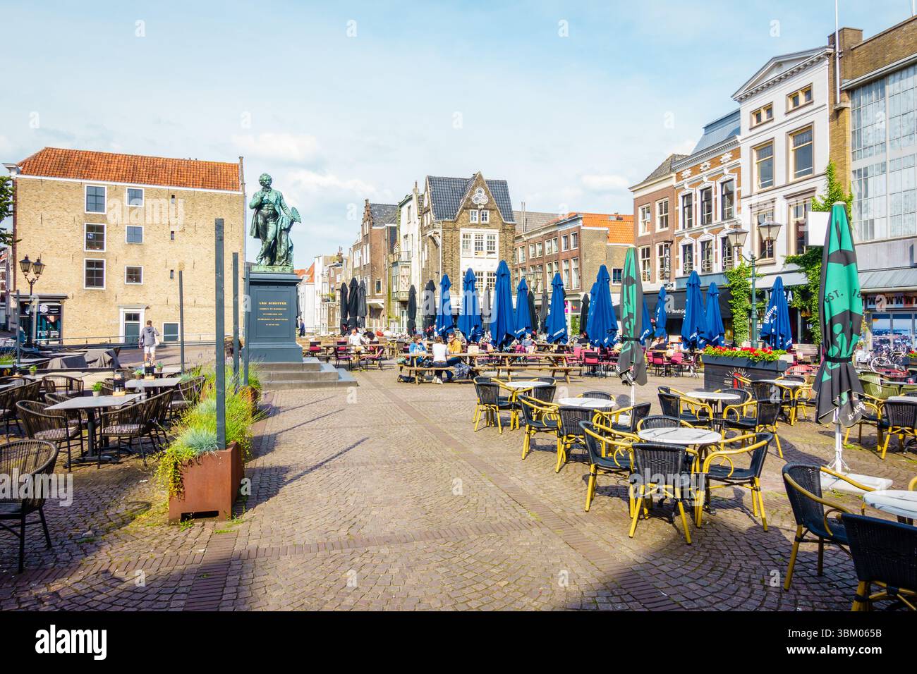 13. Juni 2024, Dordrecht, NL: Straßencafés auf dem Scheffersplein, einem Platz im Zentrum von Dordrecht, Niederlande Stockfoto