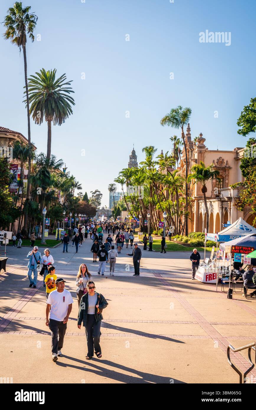 16. November 2024, San Diego, KALIFORNIEN: Die Menschen genießen Samstagnachmittag im Balboa Park - einem beliebten Wochenendziel in San Diego, Kalifornien Stockfoto