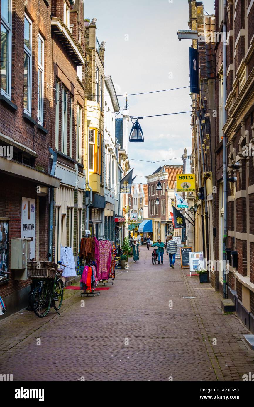 13. Juni 2024, Dordrecht, NL: Eine Fußgängerzone im historischen Stadtzentrum von Dordrecht, Niederlande Stockfoto 13. Juni 2024, Dordrecht, NL: Eine Fußgängerzone im historischen Stadtzentrum von Dordrecht, Niederlande Stockfoto