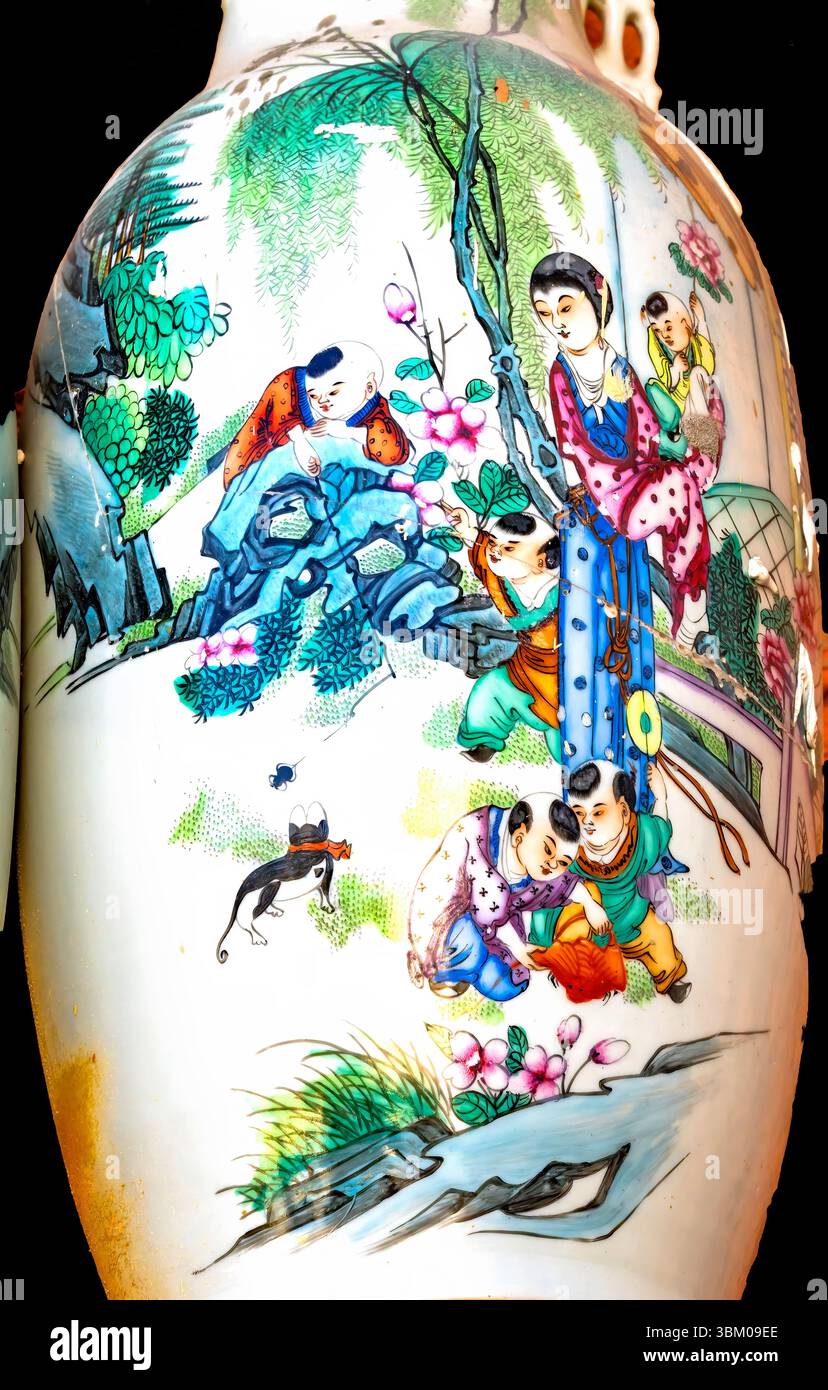 Bunte alte Frauen Kinder Vase Porzellan China House, Tianjin, China. Das Haus ist mit alten chinesischen Vasen dekoriert. Die bunte Vase ist von der Stockfoto