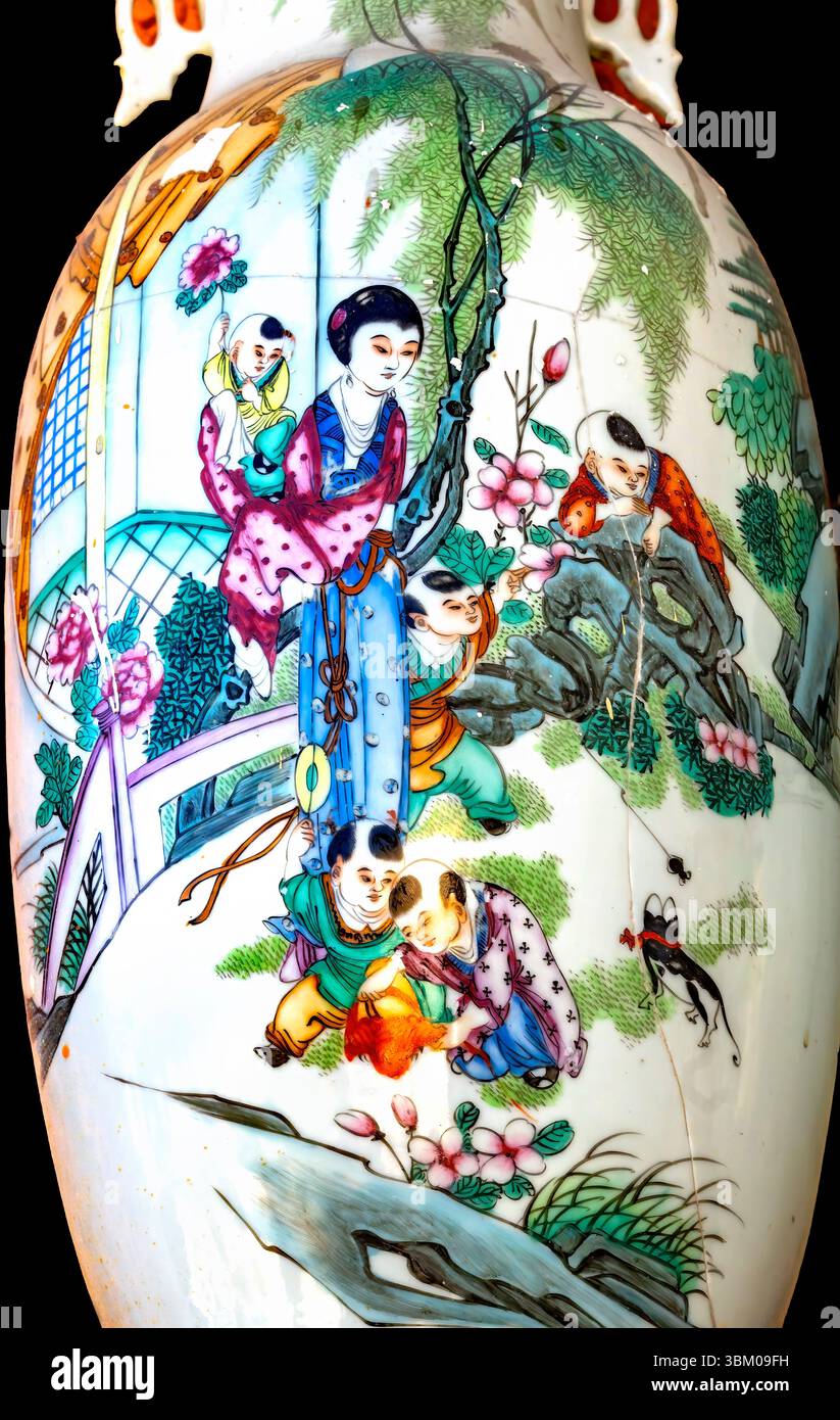 Bunte alte Frauen Kinder Vase Porzellan China House, Tianjin, China. Das Haus ist mit alten chinesischen Vasen dekoriert. Die bunte Vase ist von der Stockfoto