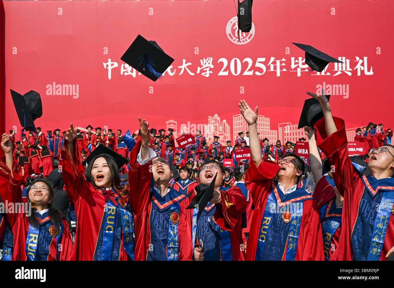 Peking, China. Juni 2025. Absolventen werfen ihre Hüte zum Feiern nach der Abschlussfeier an der Renmin University of China in Peking, Hauptstadt Chinas, 23. Juni 2025. Die Renmin University of China hielt am Montag eine Reihe von Aktivitäten für den Graduierungstag 2025 für insgesamt 8.390 Absolventen ab, die ihr Studium abgeschlossen haben und sich auf eine brandneue Lebensreise begeben werden. Quelle: Chen Shuo/Xinhua/Alamy Live News Stockfoto