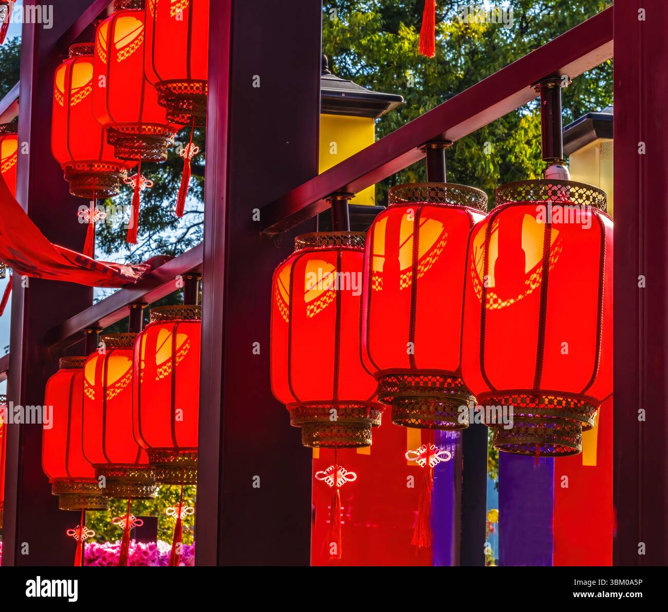 Bunte rote Laternen, Chinesische Mauer, Juyongguan, Peking, China. Das nächste Tor zur Chinesischen Mauer zu Peking. Rote Laternen symbolisieren Wohlstand, viel Glück, f Stockfoto