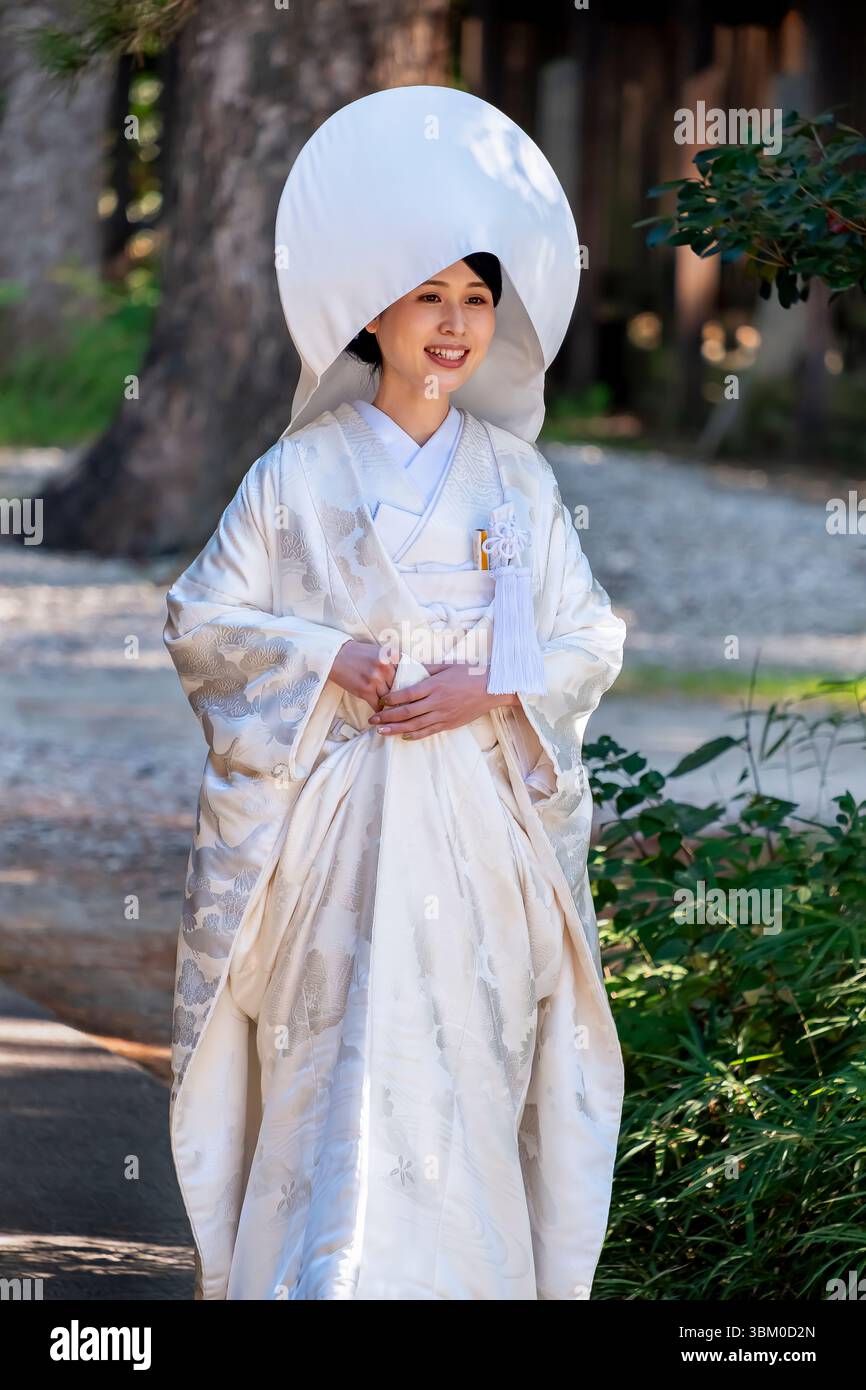 Japanische Braut im zeremoniellen Kimono aus weißer Seide, Meiji Jingu-Schrein, Shibuya, Tokio, Japan. (Nur Für Redaktionelle Zwecke) Stockfoto