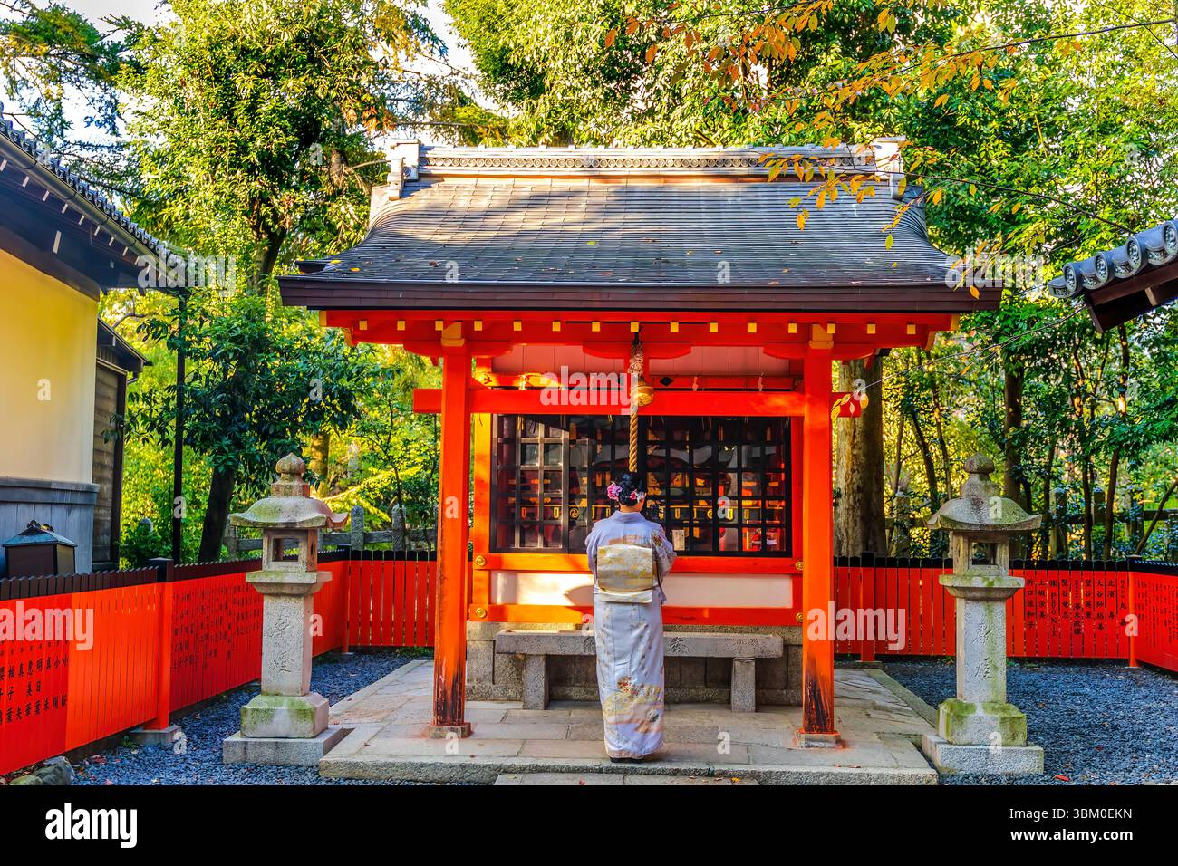 Frau im Kimono läutet Glocke, Yasaka-Schrein, Kyoto, Japan. Shine wurde 656 n. Chr. gegründet. (Nur Für Redaktionelle Zwecke) Stockfoto