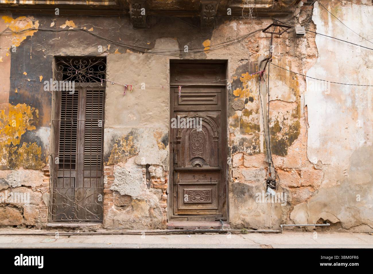 Kuba, Havanna. Alte geschnitzte Türen. Stockfoto