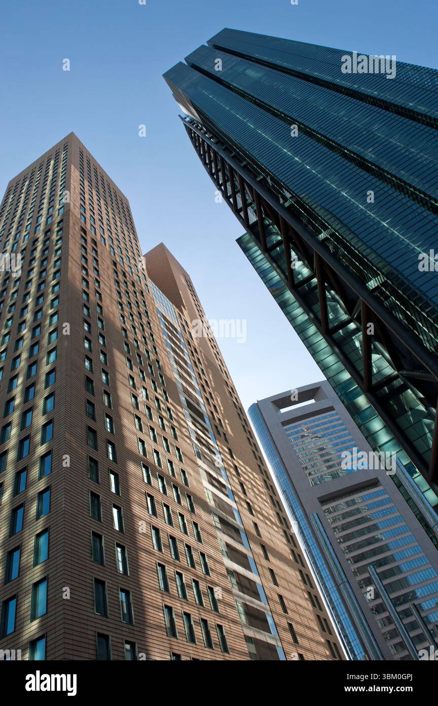 Der Nippon TV-Hochhaus erhebt sich neben dem Gebäude der Shiseido Company im Shiodome-Viertel von Shimbashi, Tokio, Japan Stockfoto