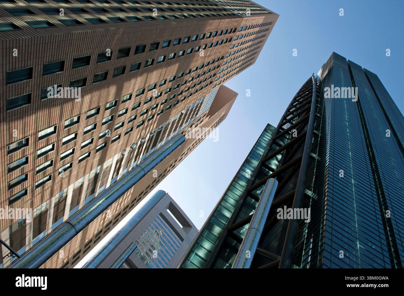 Der Nippon TV-Hochhaus erhebt sich neben dem Gebäude der Shiseido Company im Shiodome-Viertel von Shimbashi, Tokio, Japan Stockfoto