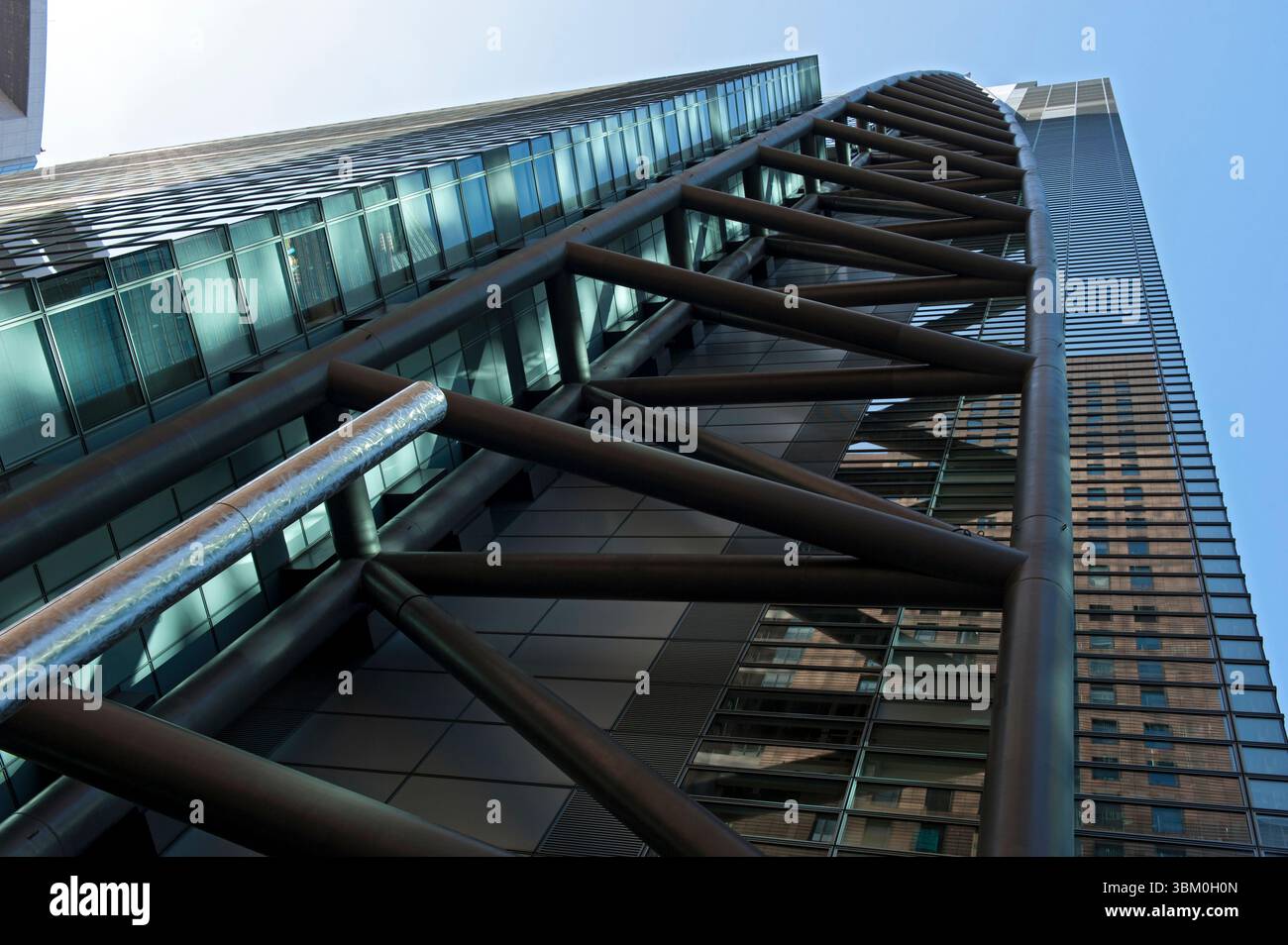 Der Nippon TV-Hochhaus erhebt sich neben dem Gebäude der Shiseido Company im Shiodome-Viertel von Shimbashi, Tokio, Japan Stockfoto