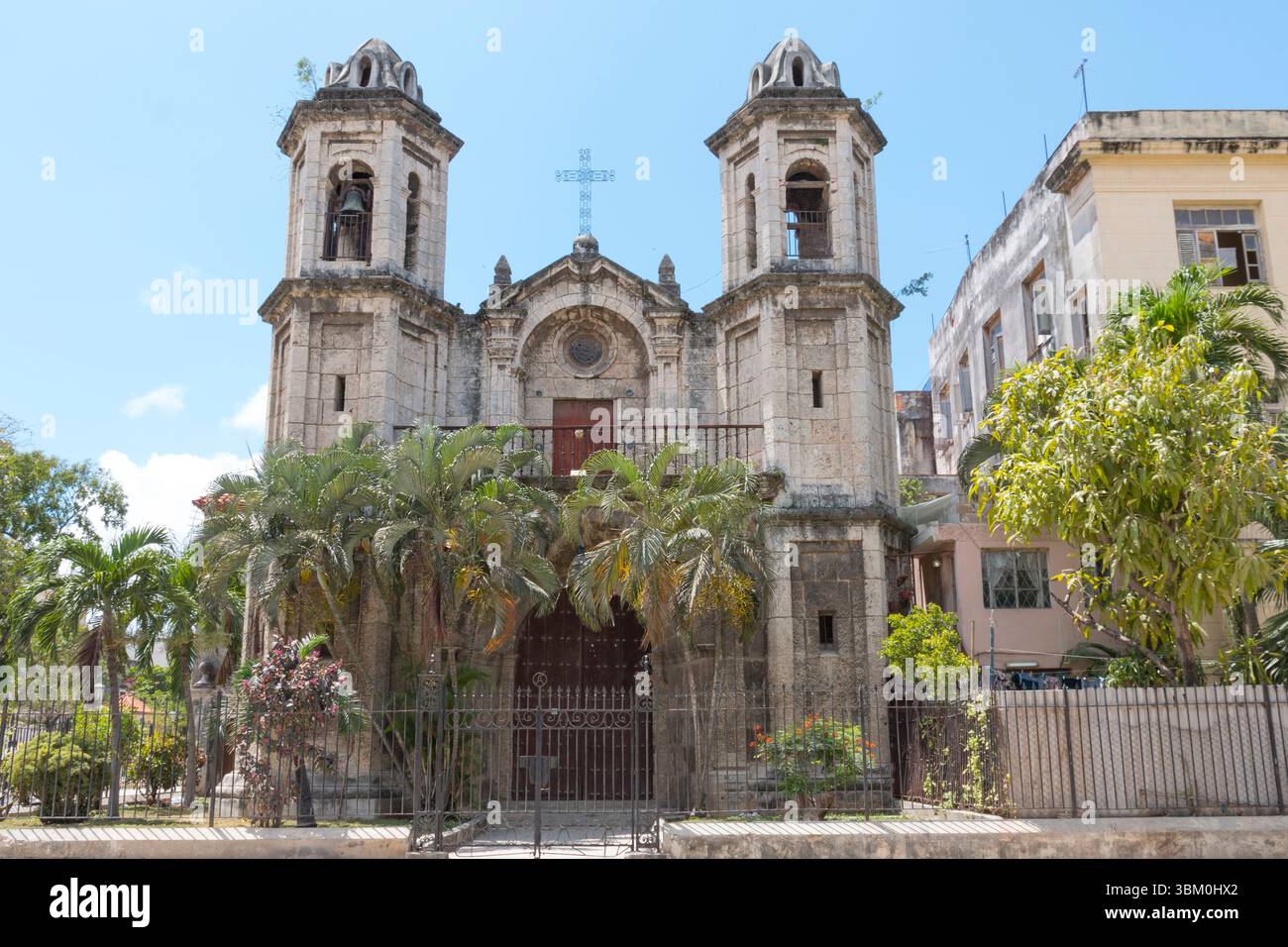 Kuba, Havanna. Old Havana, Habana Vieja, in der Nähe der Plaza da Armas, Kirche. Stockfoto