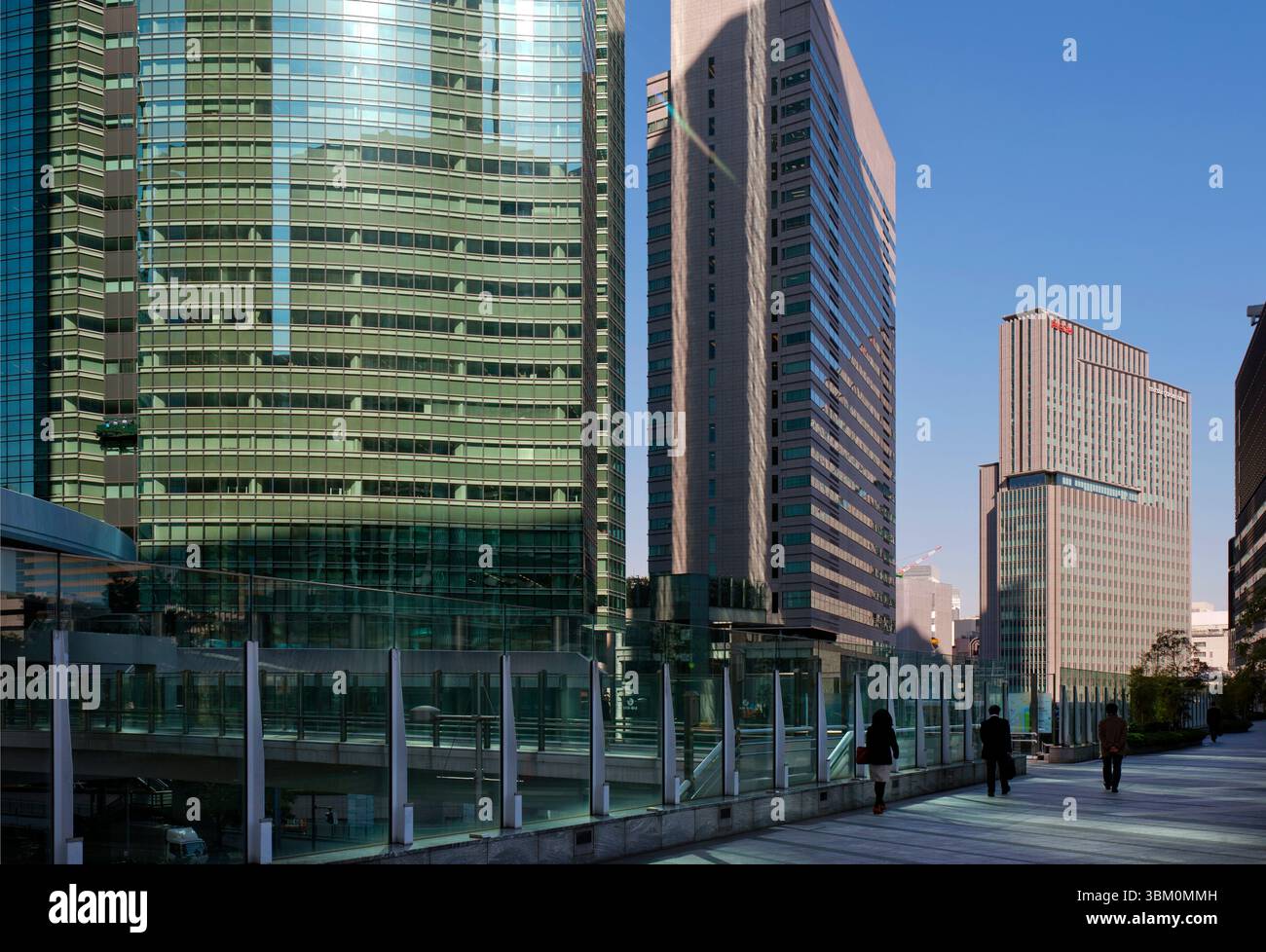 Moderner Hochhaus aus grünem Glas in einem Geschäftsviertel von Tokio, hoch über Shimbashi, Tokio, Japan. Stockfoto