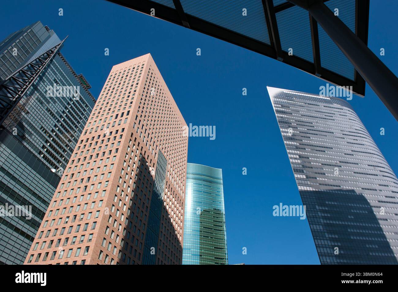 Braunes Bürogebäude der Shiseido Company Limited neben dem NTV Tower (Nippon Television) im Shiodome-Viertel von Shimbashi, Tokio, Japan. Stockfoto