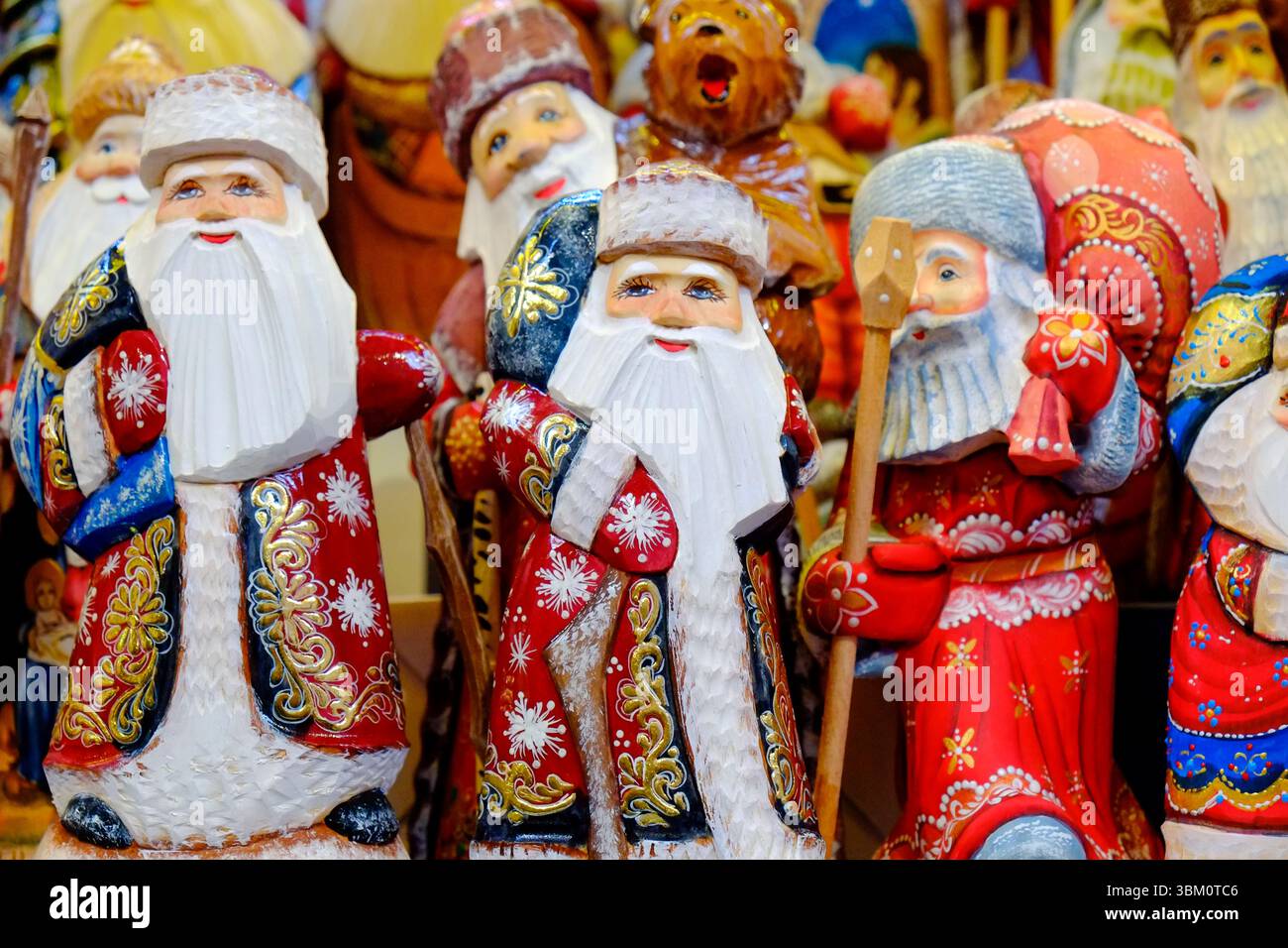 Budapest, Ungarn. Weihnachtsmannsfiguren aus Holz. (Nur Für Redaktionelle Zwecke) Stockfoto