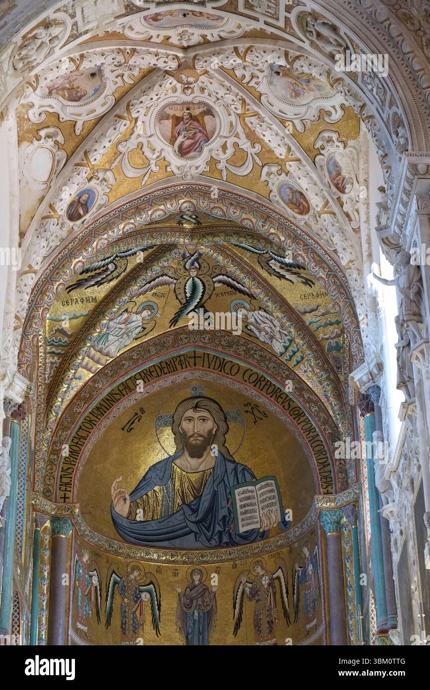 Cefalu, Sizilien. Kathedrale von Cefalu im arabisch-normannischen Stil erbaut. (Nur Für Redaktionelle Zwecke) Stockfoto