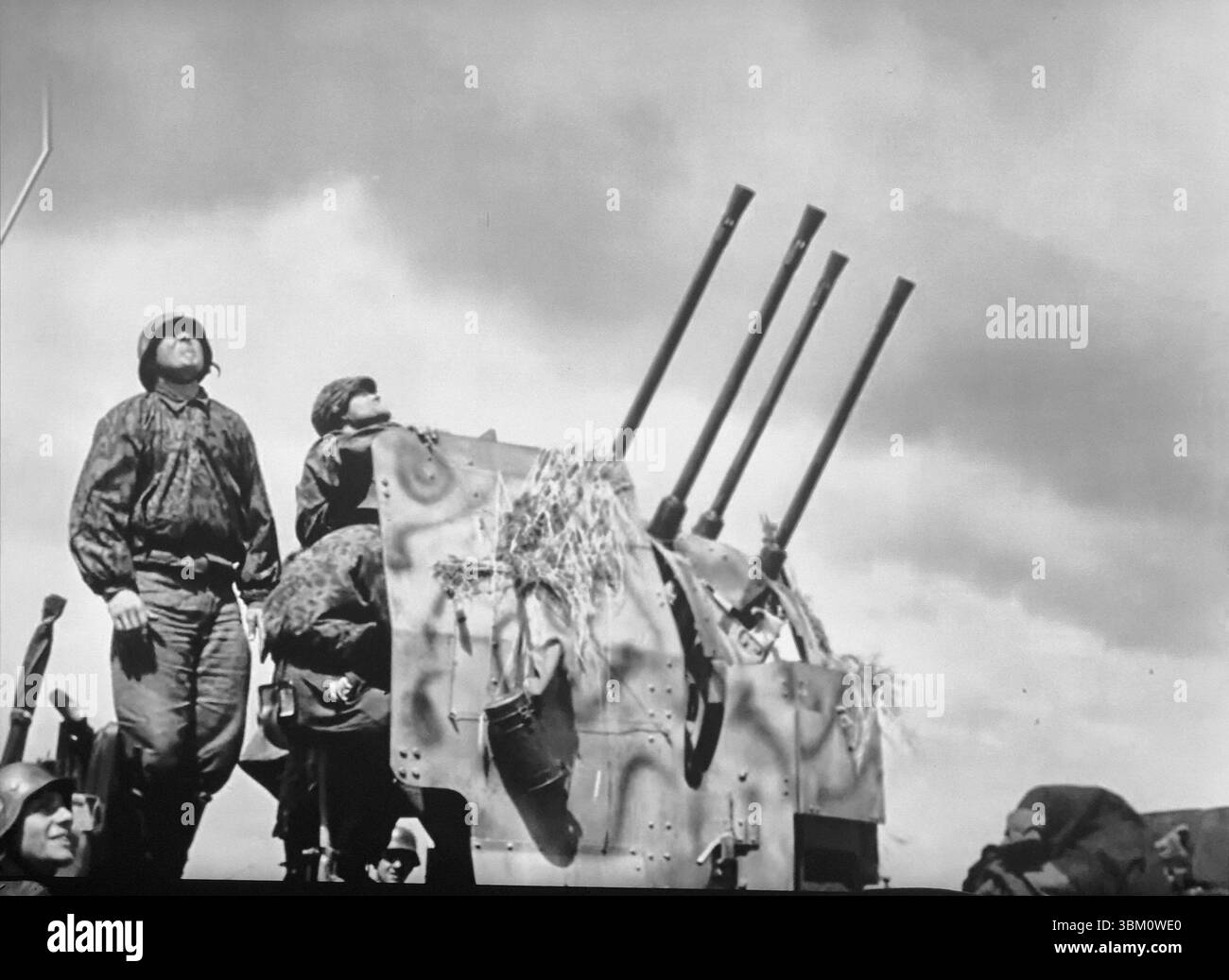 WW2 Screen B&W immer noch deutsche Soldaten mit einer Four Barrel Anti-Aircraft Gun. Die Soldaten in Camo Smocks sind von einer Waffen-SS-Einheit an der russischen Front Stockfoto