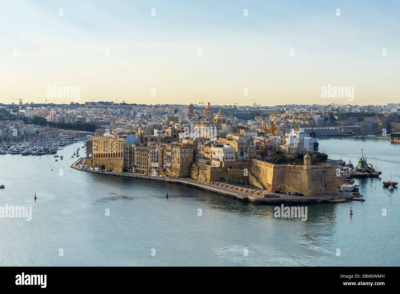 Malta, Birgu. Fort St. Angelo von der anderen Seite der Bucht in Valletta aus gesehen. Stockfoto