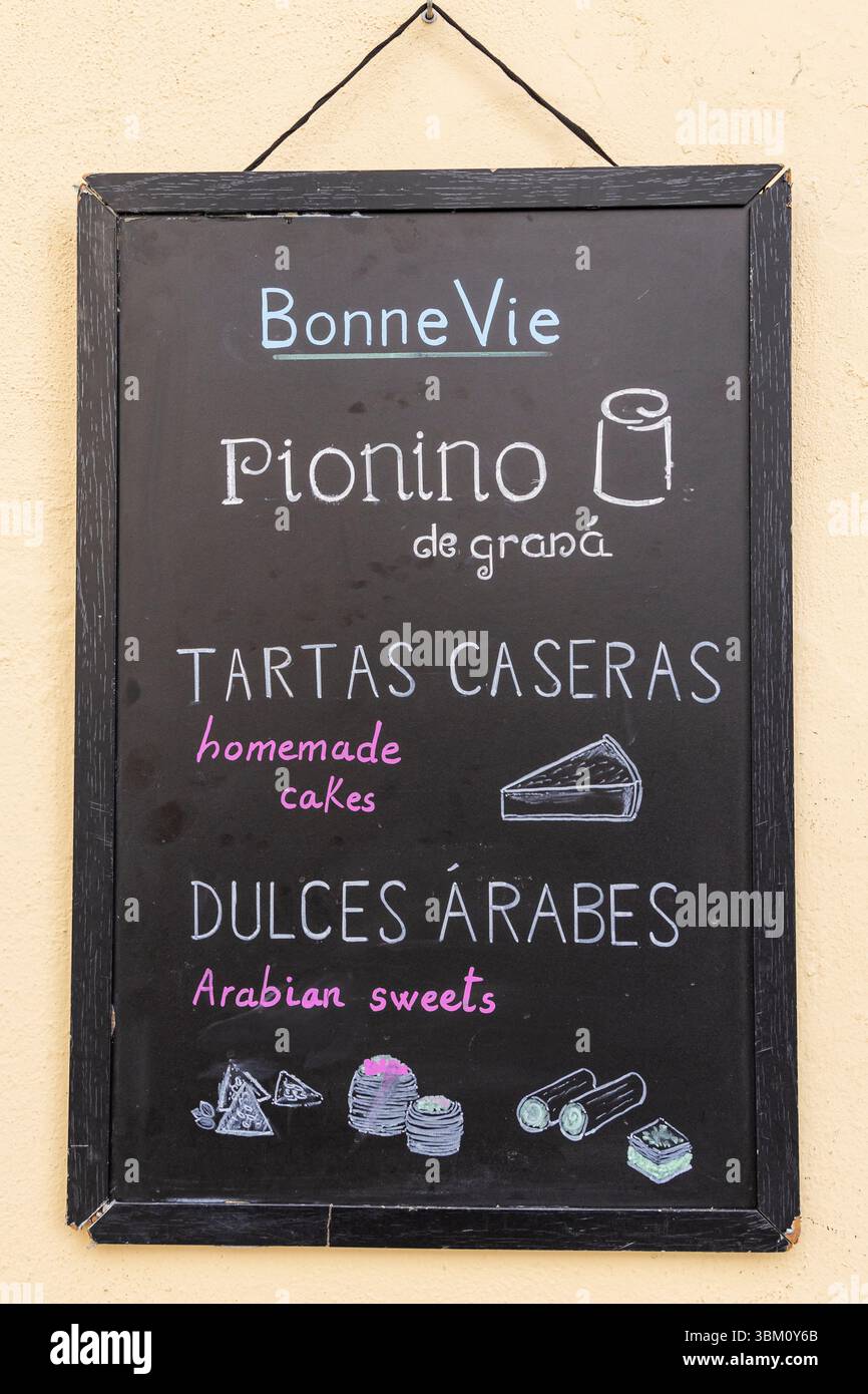 Albaicin, Provinz Granada, Andalusien, Spanien. Auf der Tafelkarte werden hausgemachte Kuchen und arabische Süßigkeiten angeboten. (Nur Für Redaktionelle Zwecke) Stockfoto
