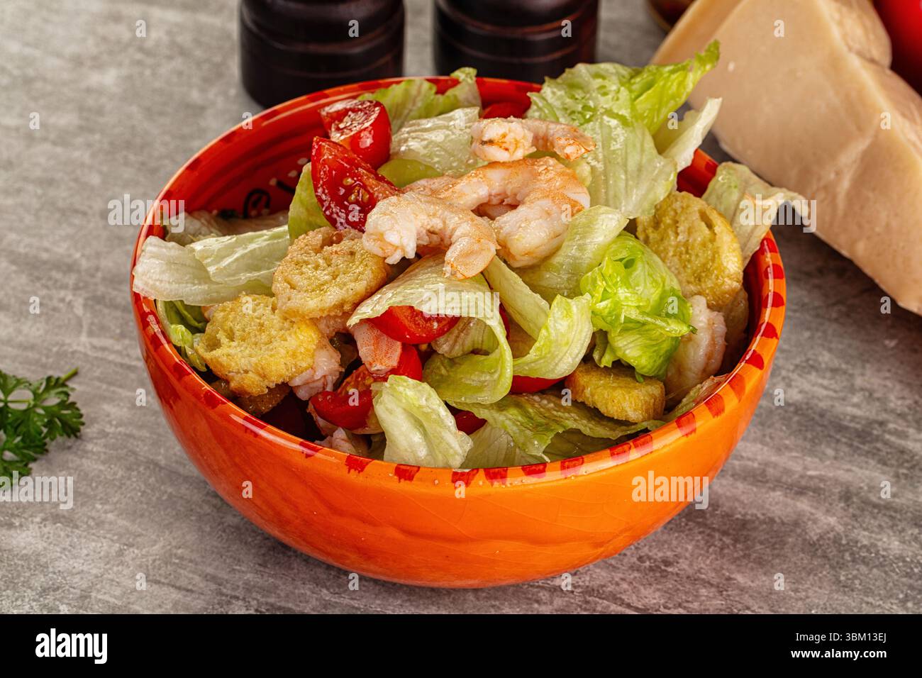 Leckerer caesar-Salat mit Garnelen und Eisberg Stockfoto