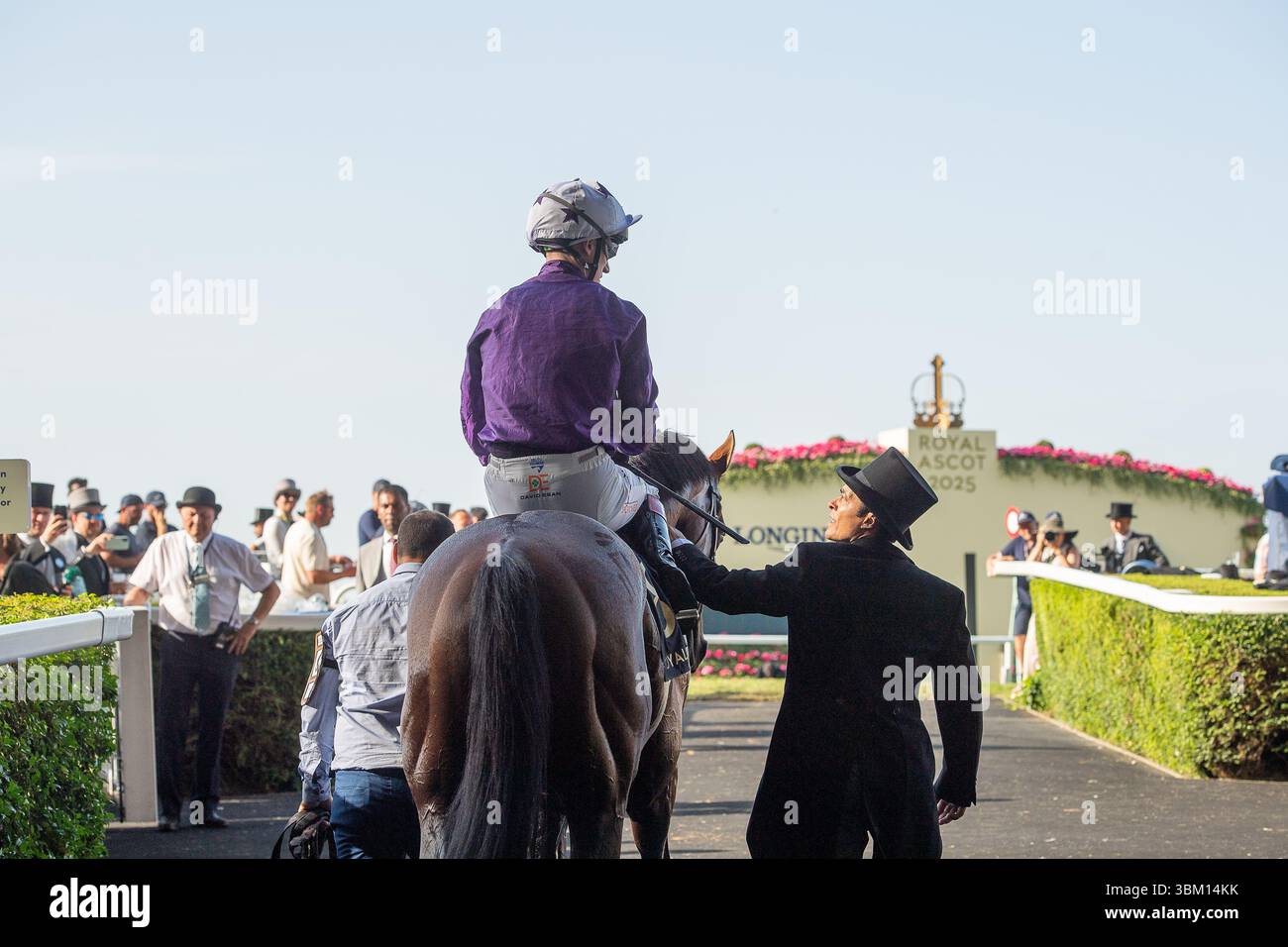Ascot, Berkshire, Großbritannien. Juni 2025. Das Pferd Dallas Star, das von Jockey David Egan geritten wird, wird am fünften Tag des Royal Ascot 2025 auf die Rennstrecke für das Queen Alexandra Stakes GBBPlus Race geführt. Kredit: Maureen McLean/Alamy Stockfoto