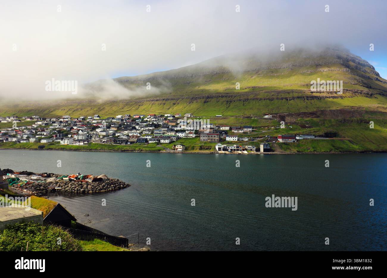 Klaksvik Stadt mit Fjord und Sonnenuntergang, Bordoy Insel, Färöer Inseln, Dänemark. Landschaftsfotografie Stockfoto
