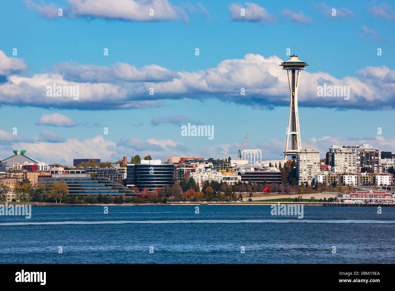 Space Needle und Skyline von Seattle ab Puget Sound, Washington State, USA. Stockfoto