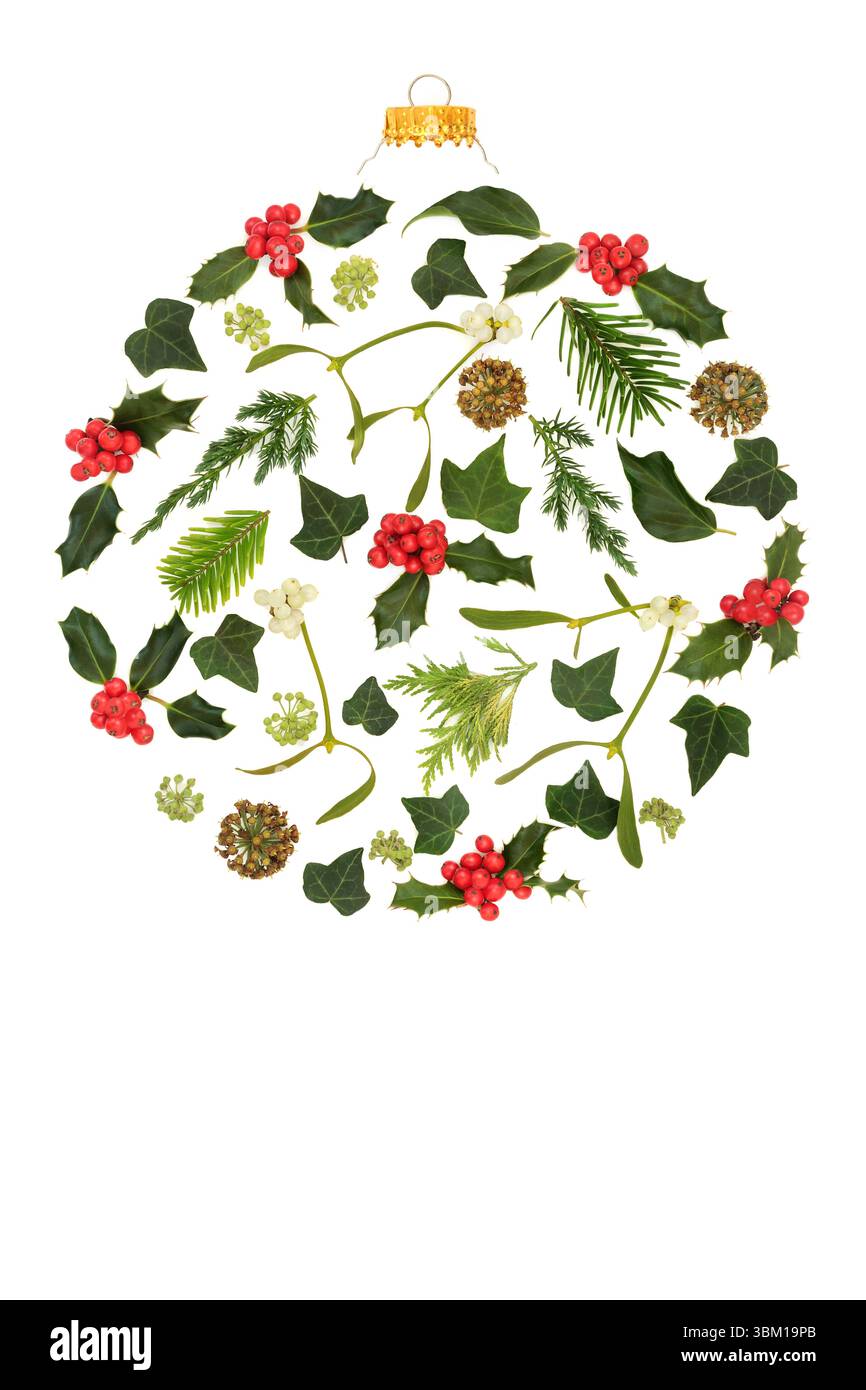Traditionelle Winter Weihnachten Natur Flora runde Form Kugeln Dekoration. Natürliches Design-Konzept für heidnische Druidensonnenwende und festliche Weihnachtsmeere Stockfoto